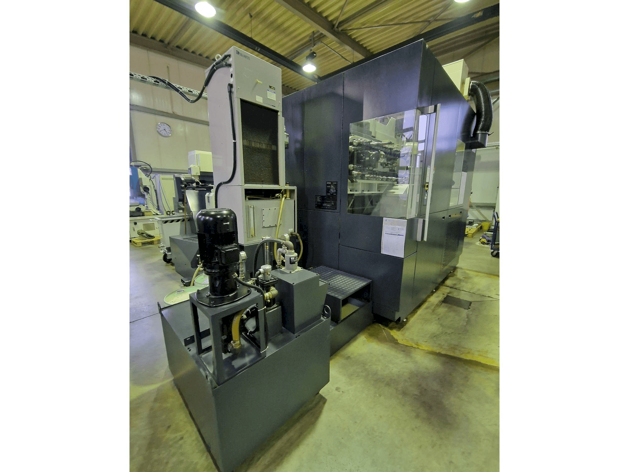 Vue de face de la machine Makino F9