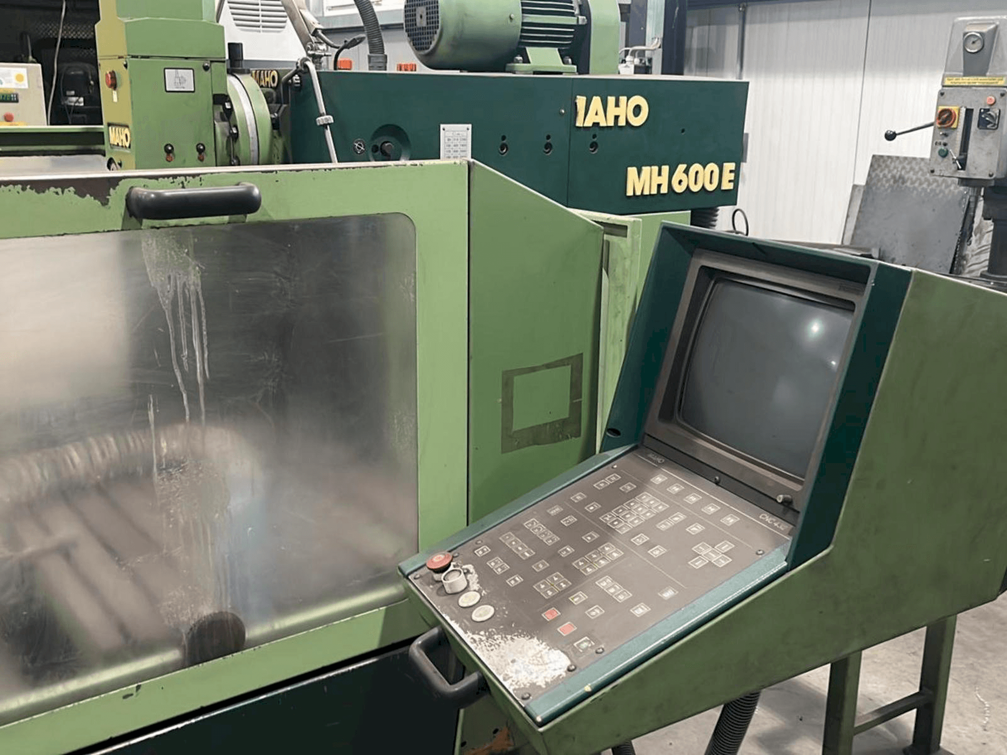 Vue de face de la machine MAHO MH 600 E