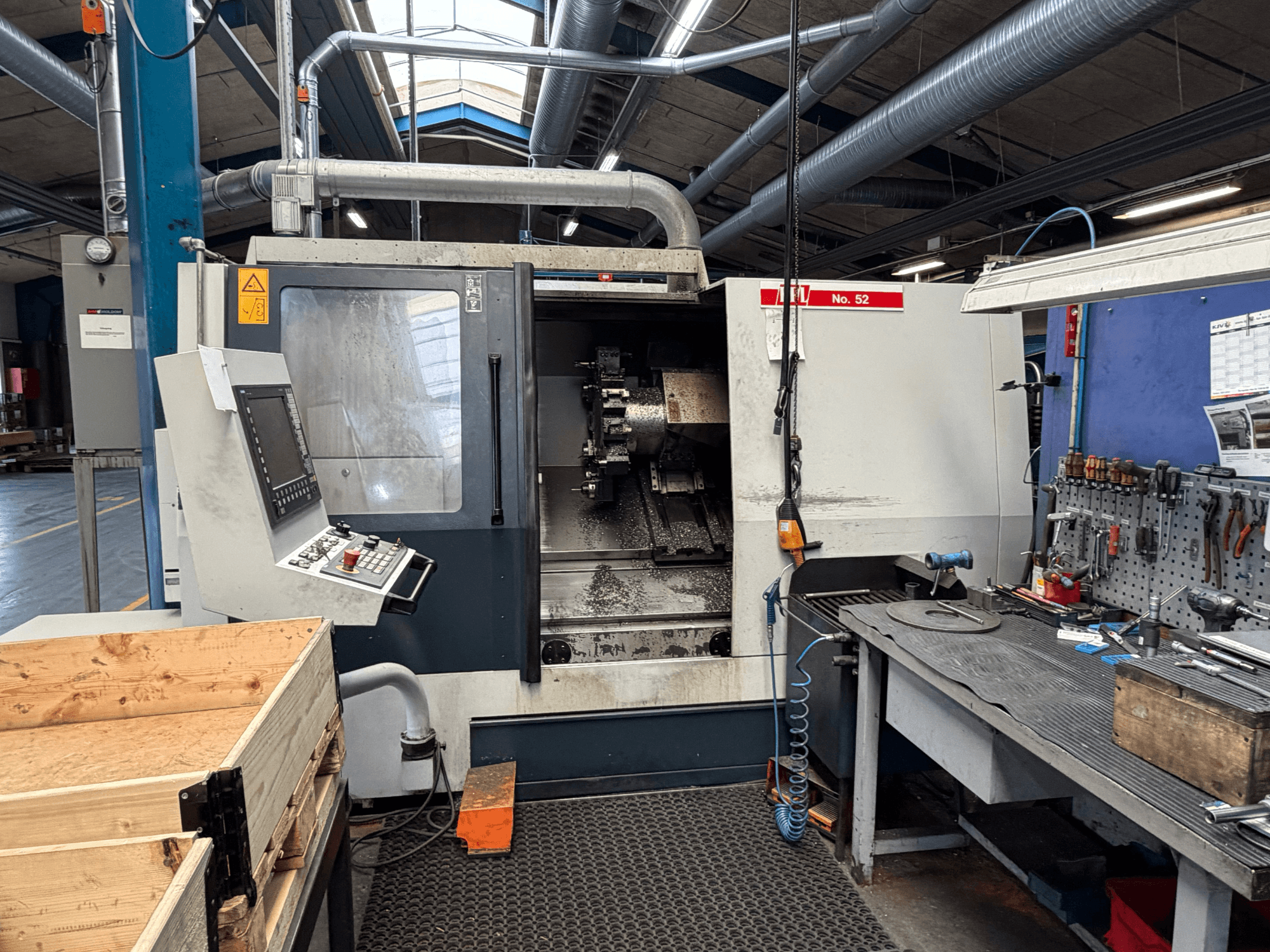 SPINNER TC800 110 SMCY machine de tournage horizontale, vue de face, avec panneau de commande et espace de travail à proximité.