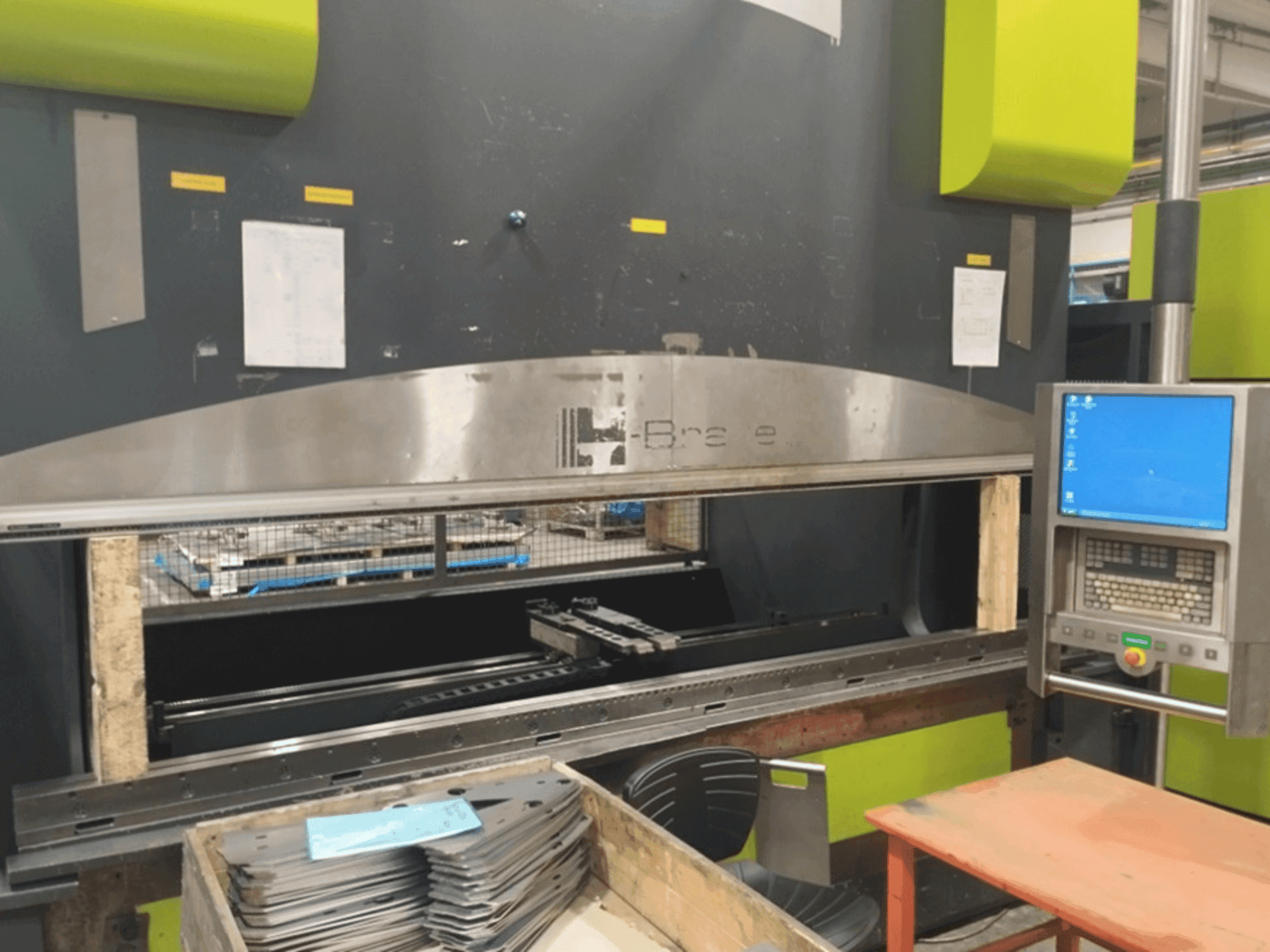 Vue de face de la machine Safan SAFAN H-BRAKE 240-3100