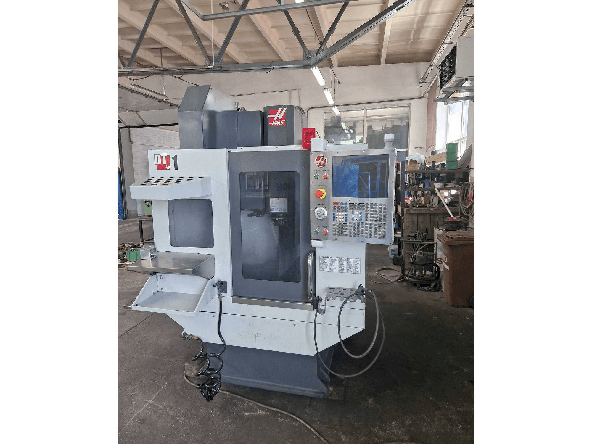 Vue de face de la machine HAAS DT-1