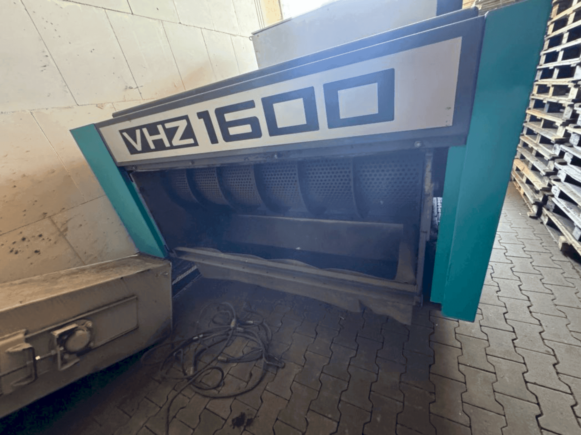 Vue de face de la machine VECOPLAN VHZ 1600