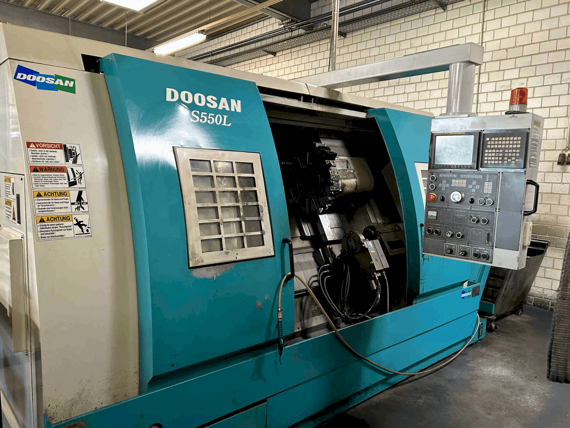 Vue de face de la machine DOOSAN S550L