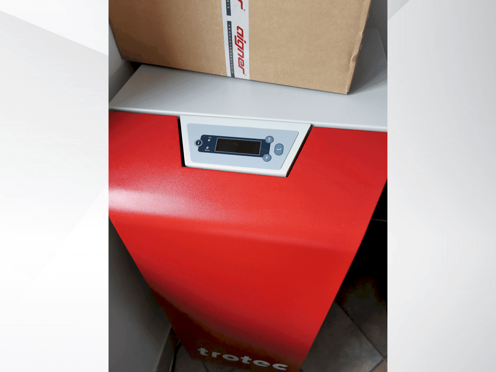 Vue de face de la machine Trotec 8060 Q400 RF