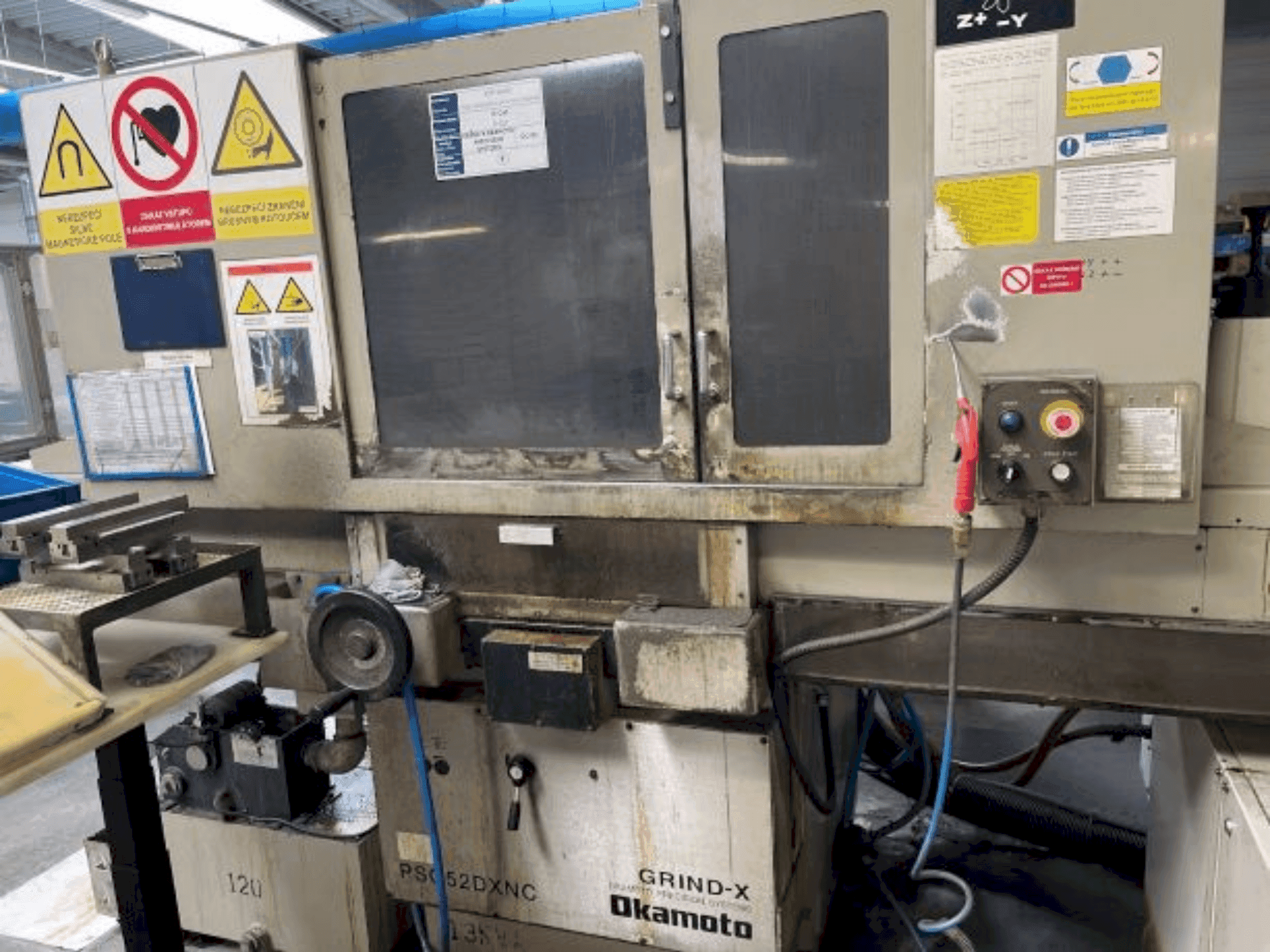 Vue de face de la machine OKAMOTO PSG-52DXNC