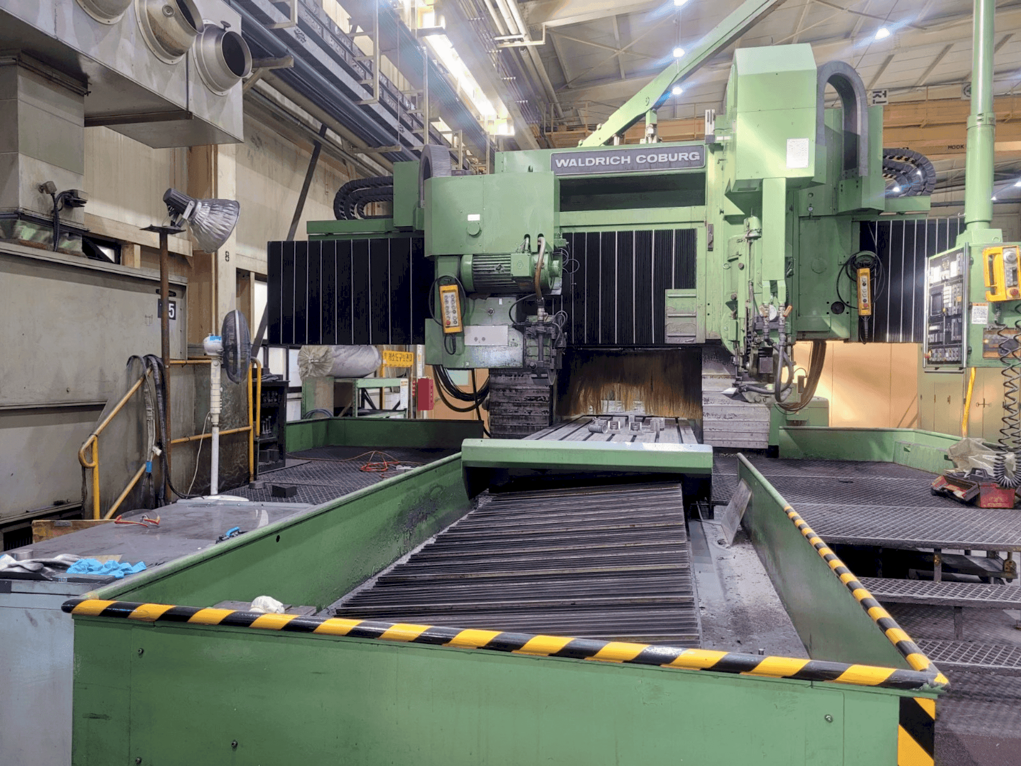 Vue de face de la machine WALDRICH COBURG 30-15 S 2525