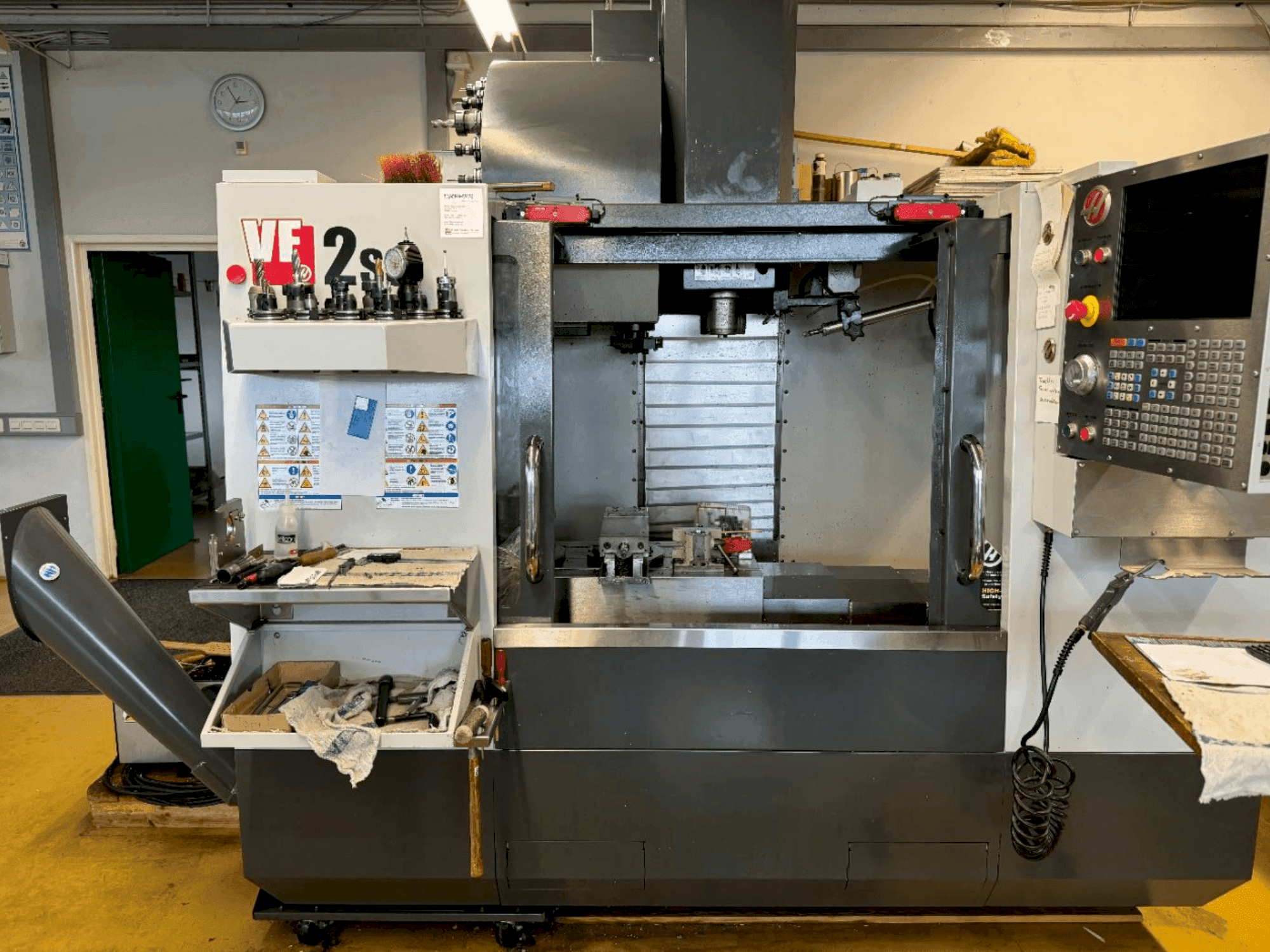 Vue de face de la machine HAAS VF-2SS