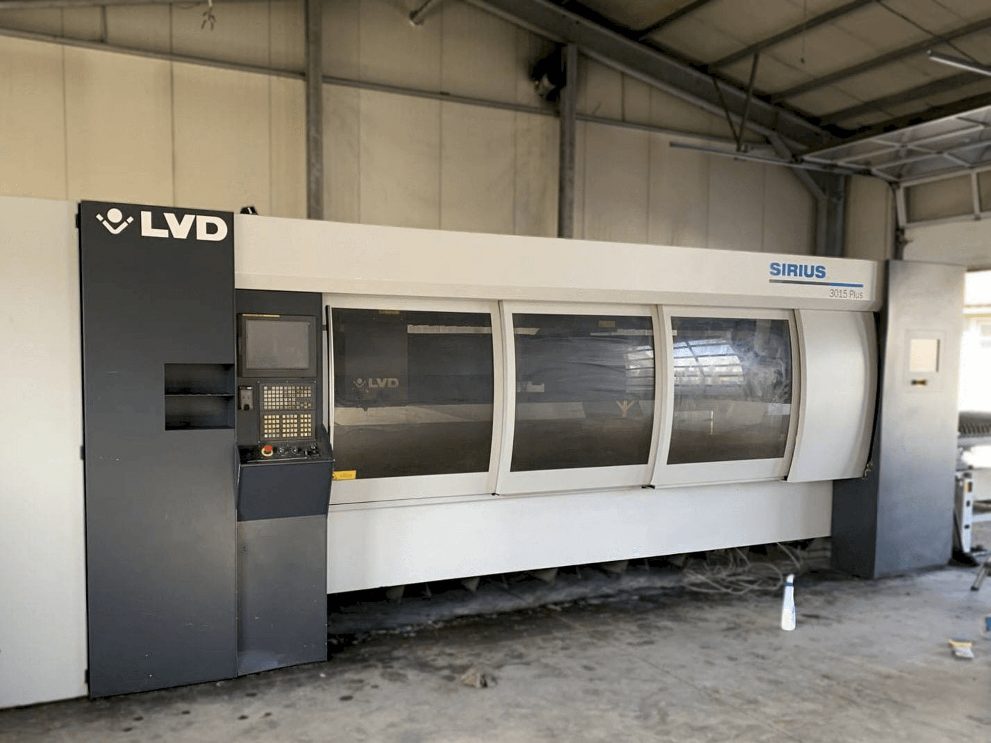 Vue de face de la machine LVD Sirius Plus 3015