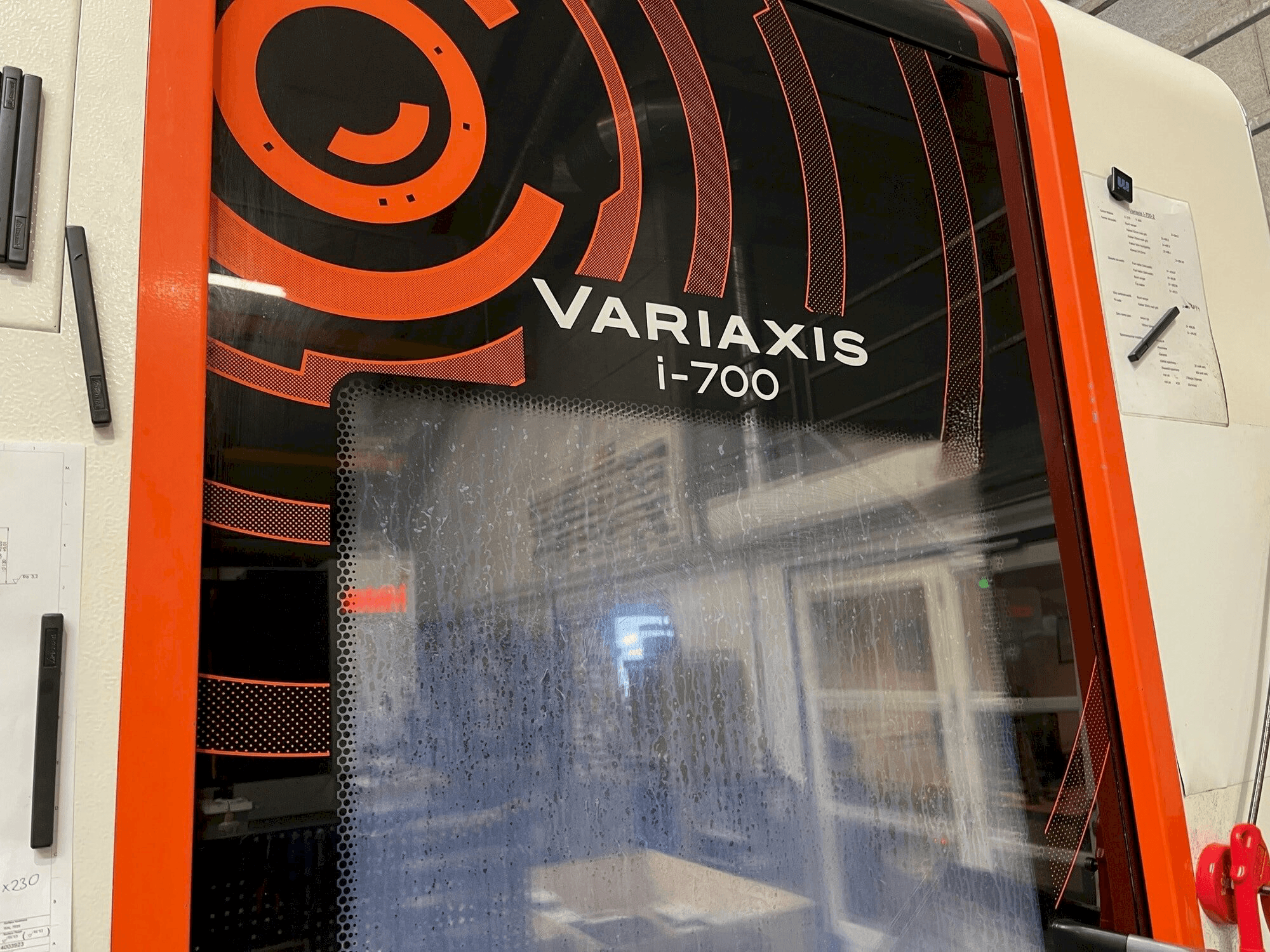 Vue de face de la machine Mazak Variaxis i-700