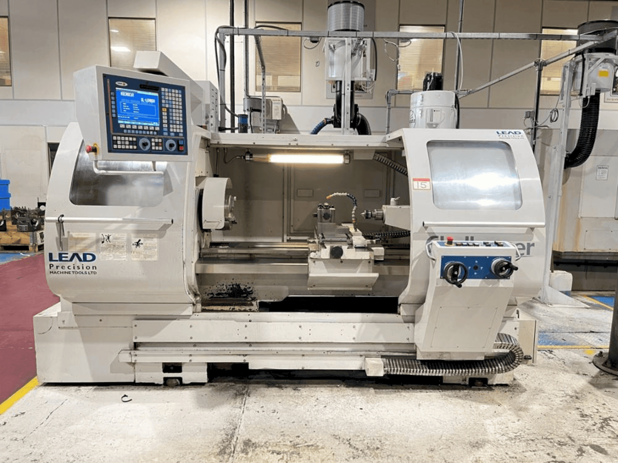 Vue de face de la machine MICROCUT Challenger BNC-1840
