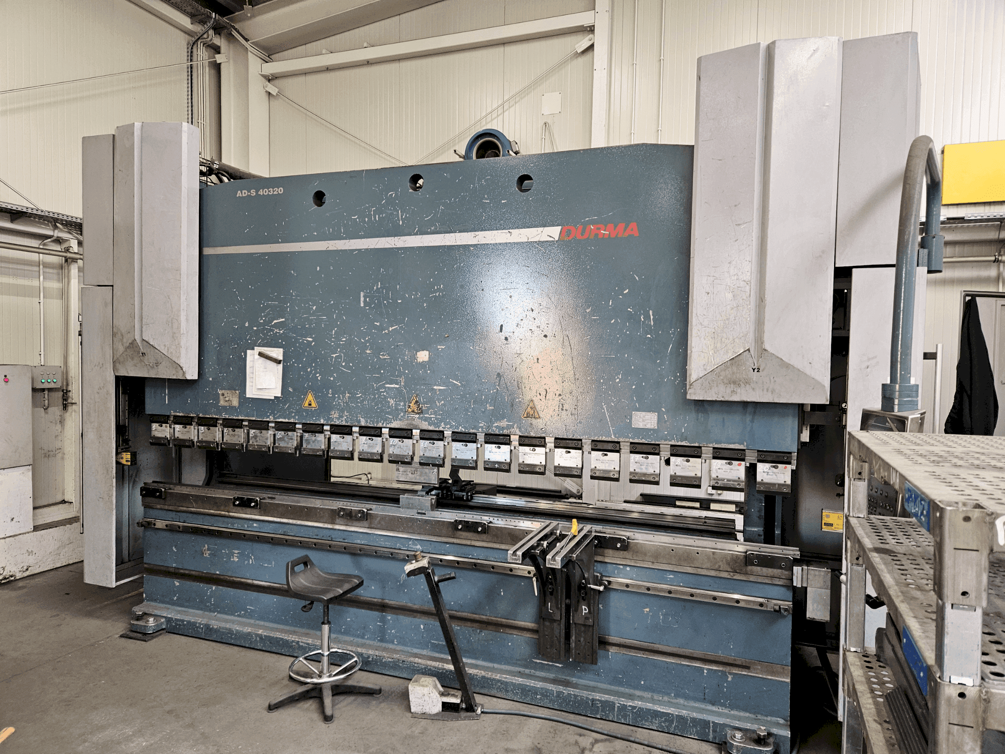 Vue de face de la machine Durma AD-S 40320 (2012)