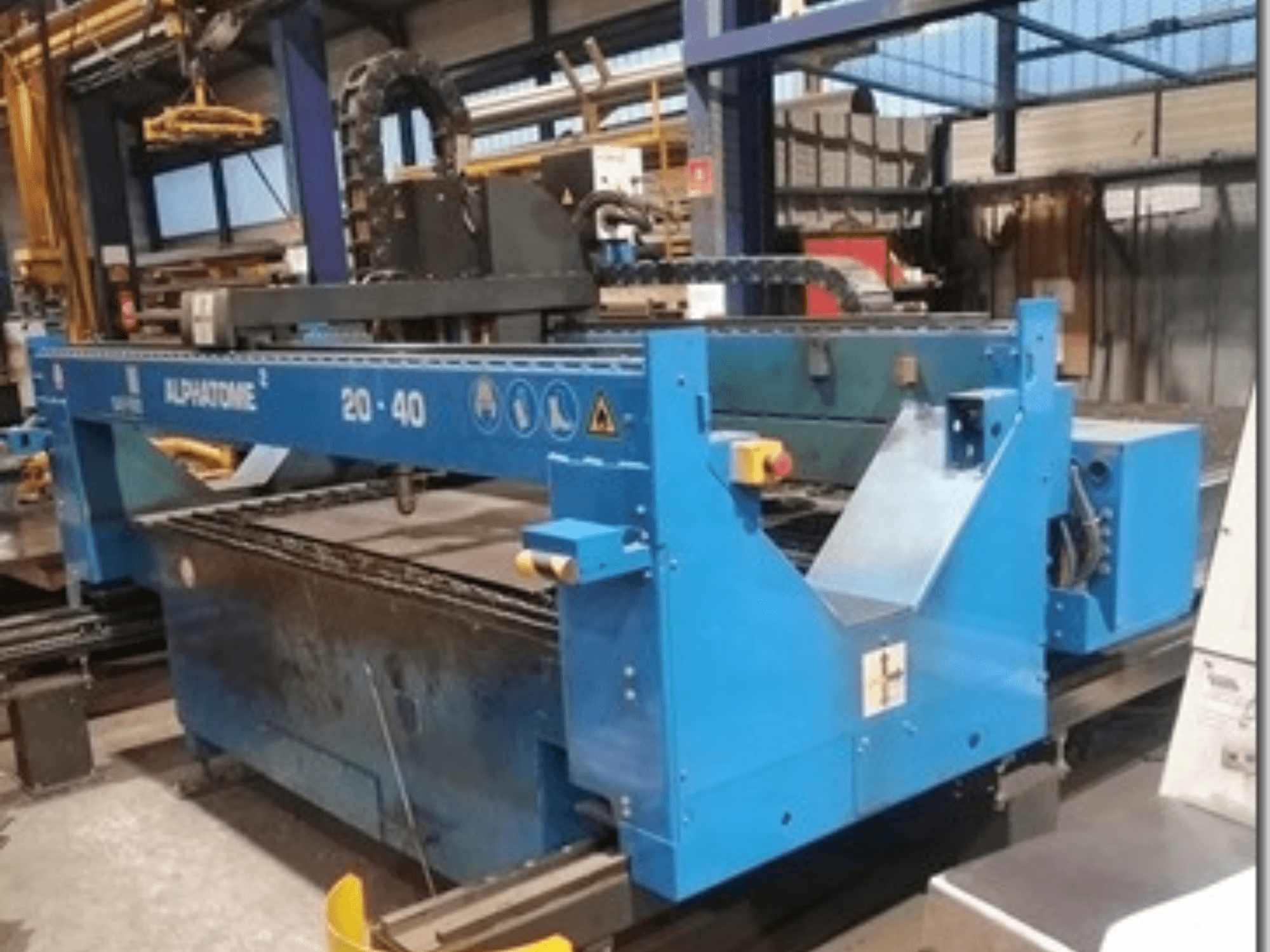 Machine CNC ALPHATOME 20-40 bleue, vue de face, avec la zone de coupe et le panneau de commande visibles, conçue pour la fabrication de précision.