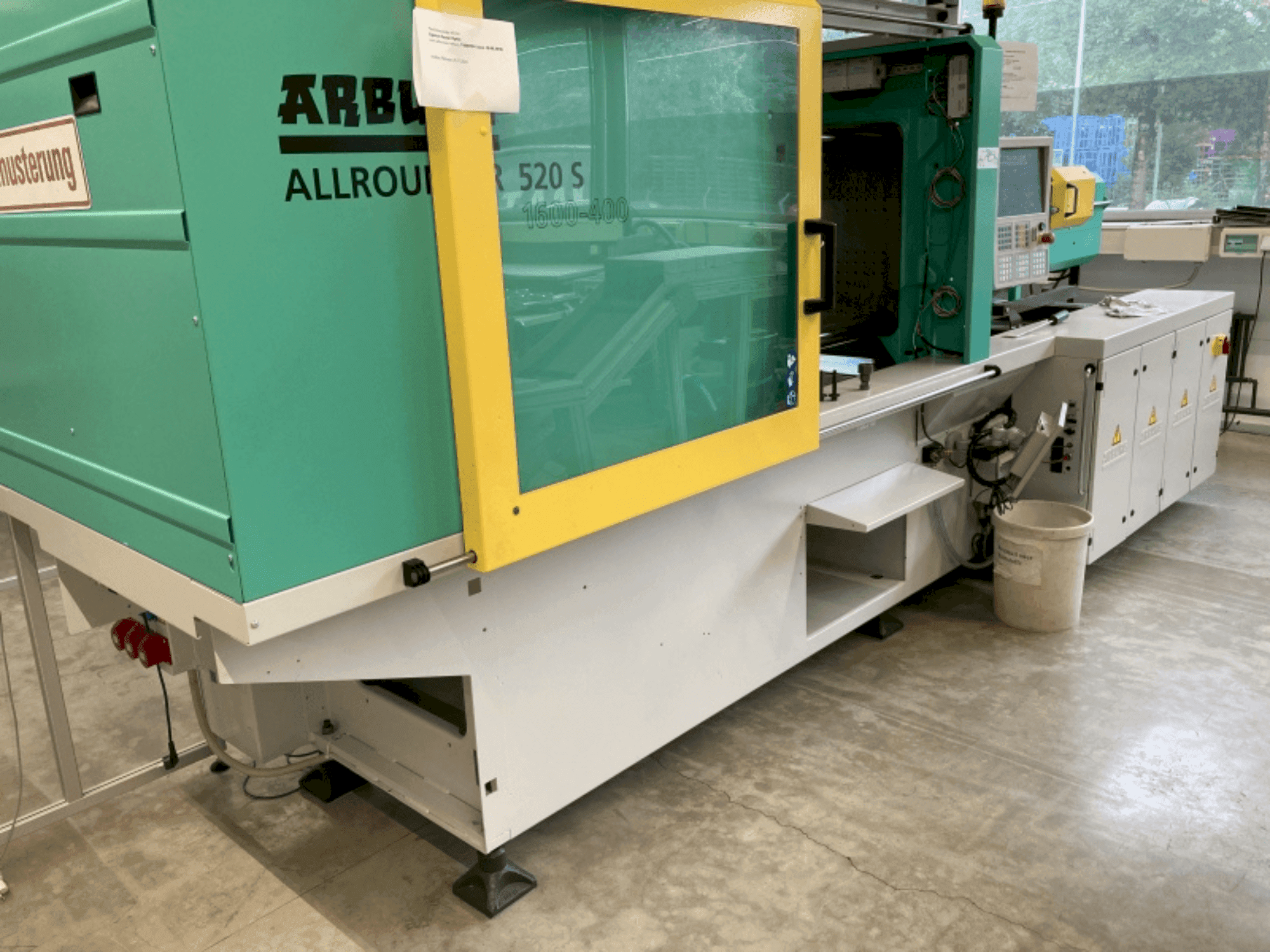 Vue de face de la machine Arburg Allrounder 520S-1600-400