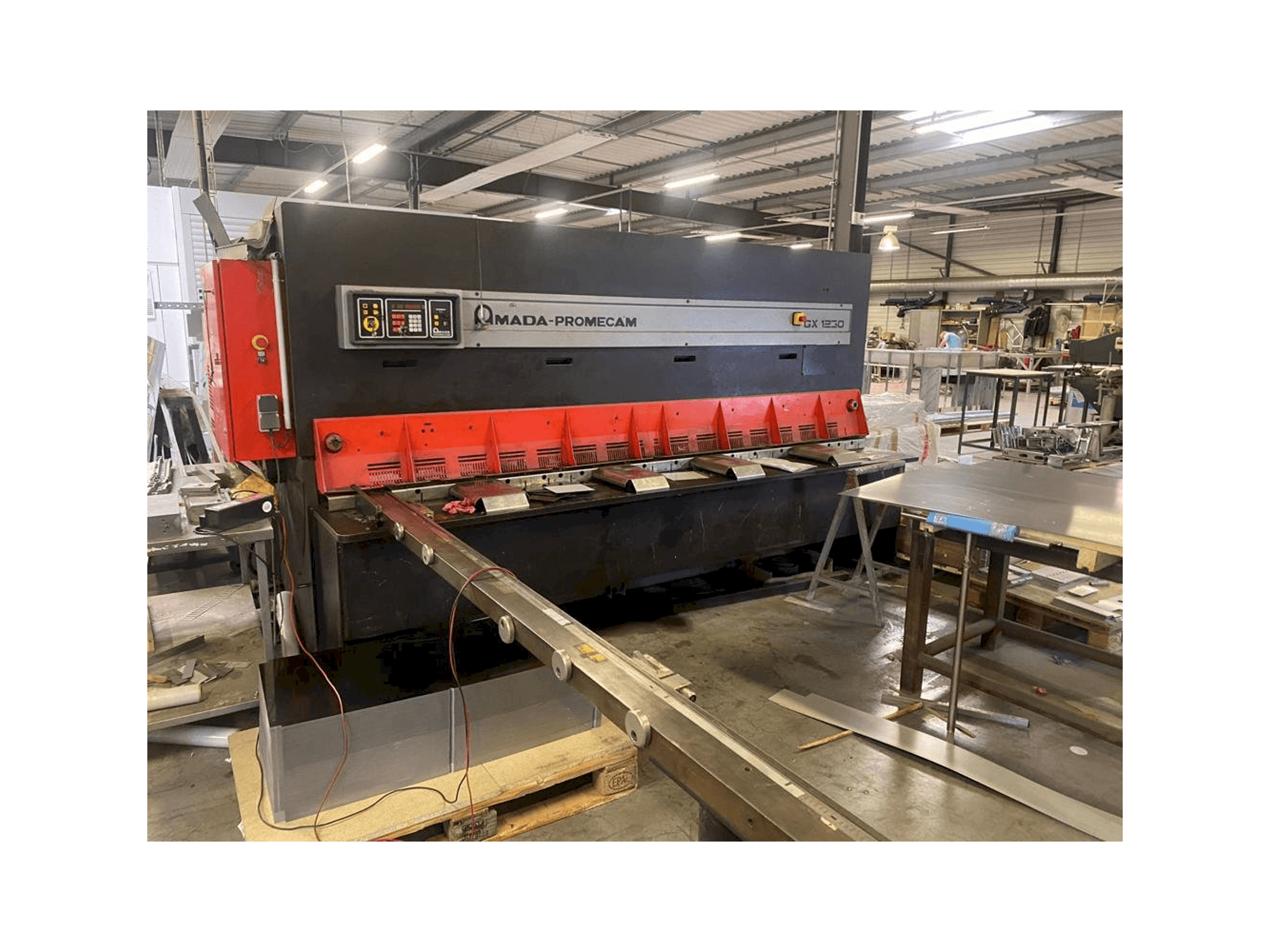 Vue de face de la machine AMADA GX 1230