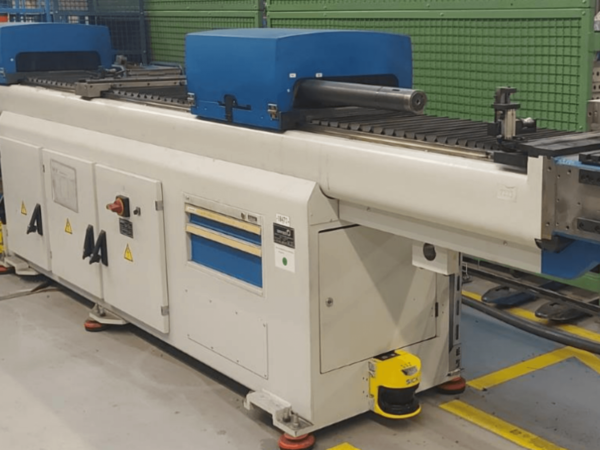 Machine à plier les matrices WAFIOS BER-35 vue de face, avec des unités de commande bleues et des indicateurs de sécurité opérationnelle.