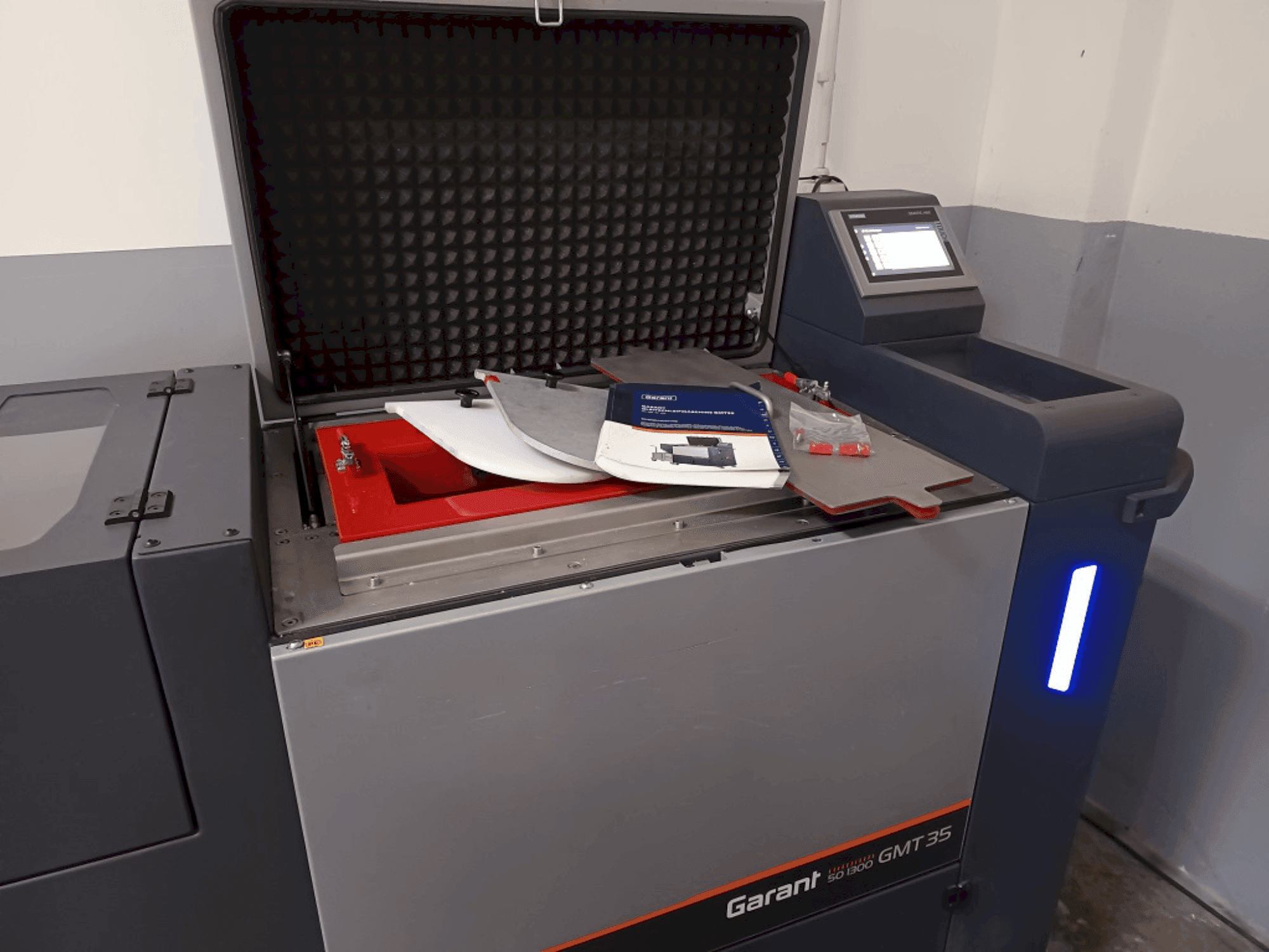 Vue de face de la machine HOFMANN GMT 35