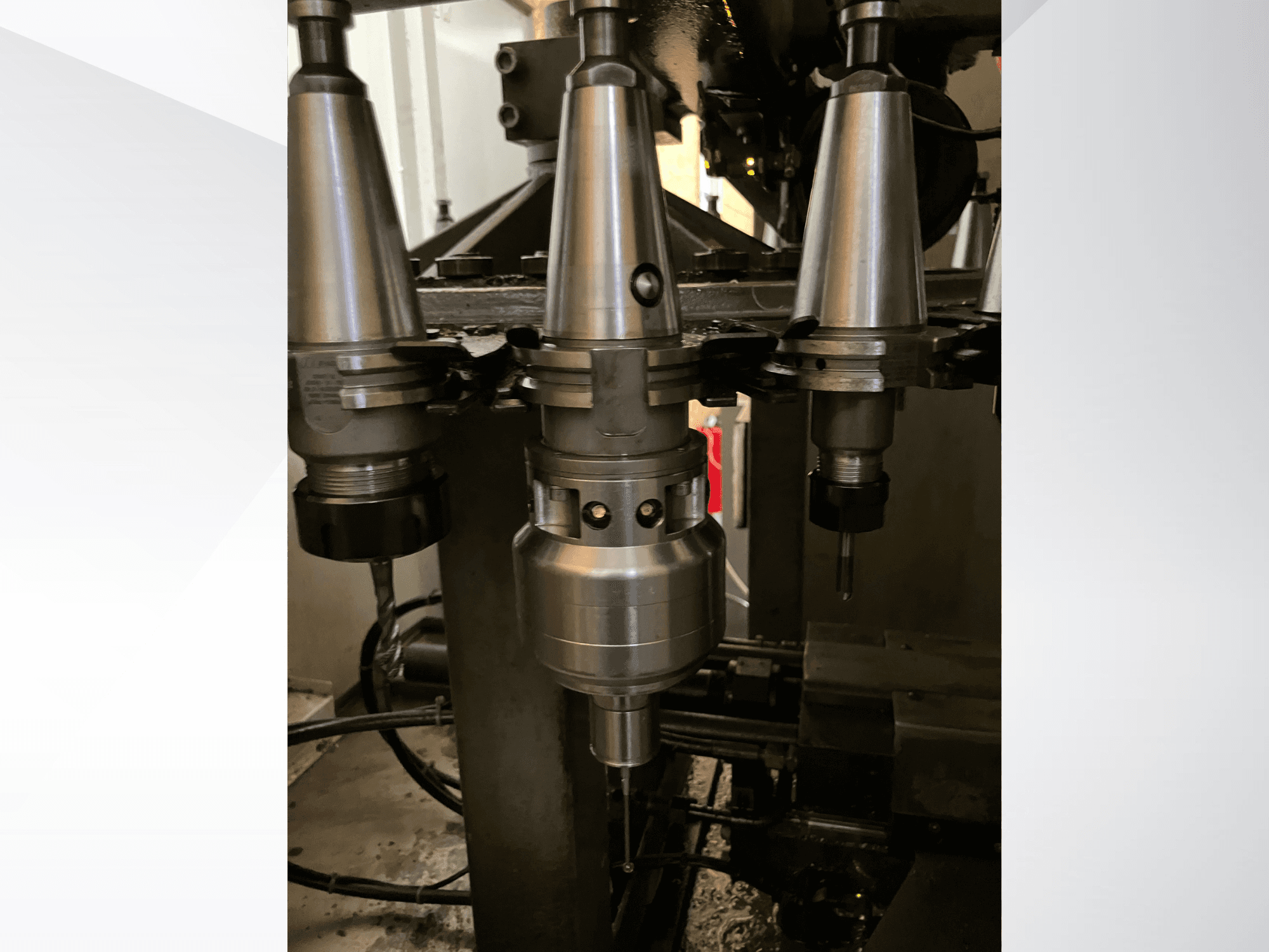 Gros plan sur le porte-outil et la broche du centre d'usinage vertical DMG DMC 100 V hi-dyn, mettant en valeur la précision de la conception technique et des connecteurs.