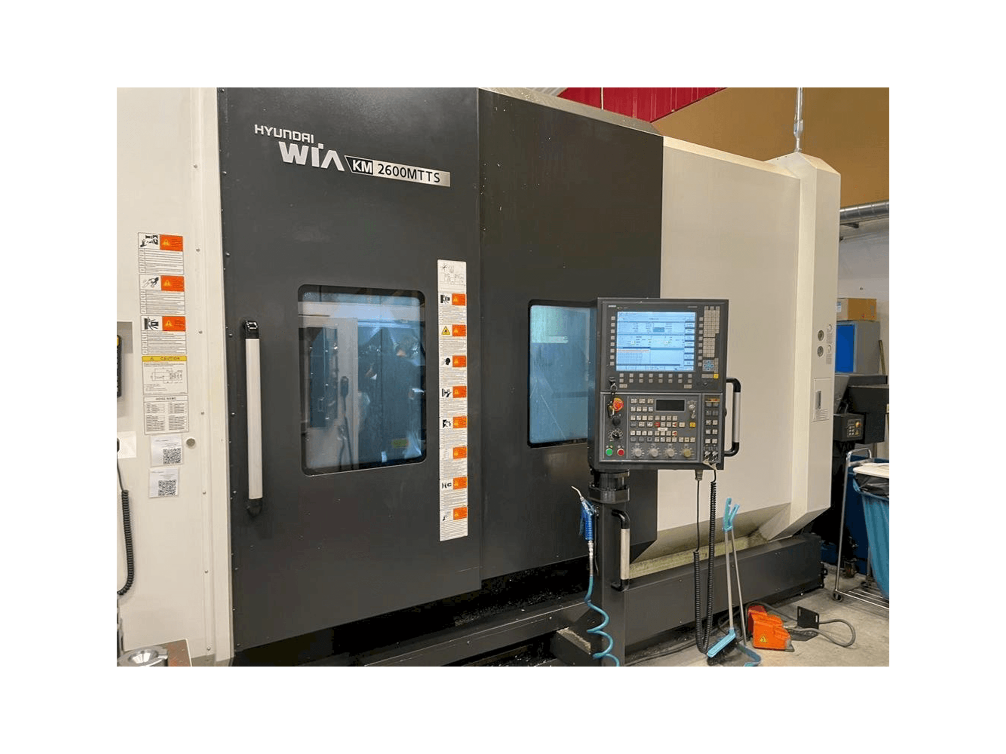 Vue de face de la machine Hyundai Wia KM 2600 MTTS