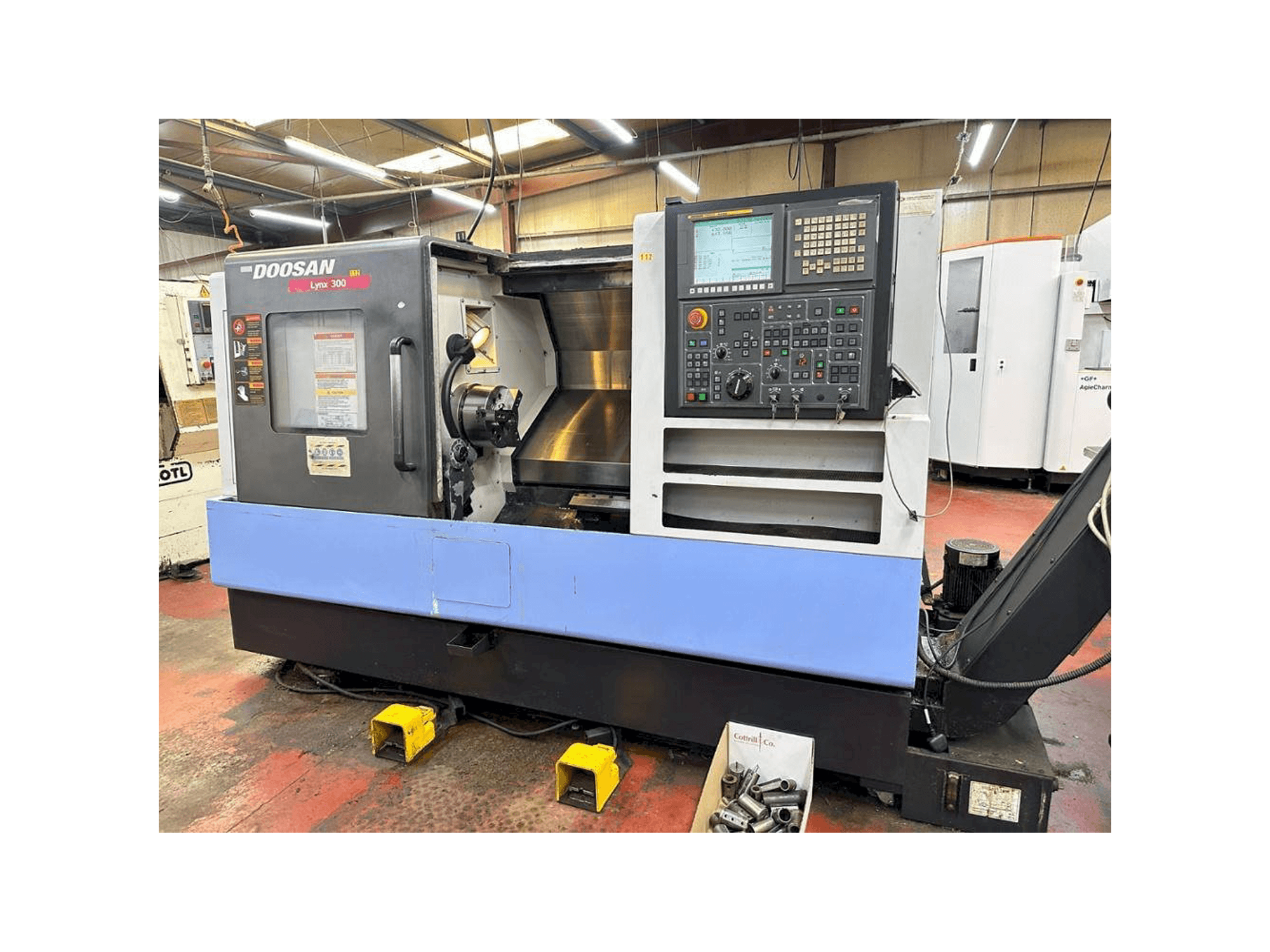 Vue de face de la machine Doosan Lynx 300