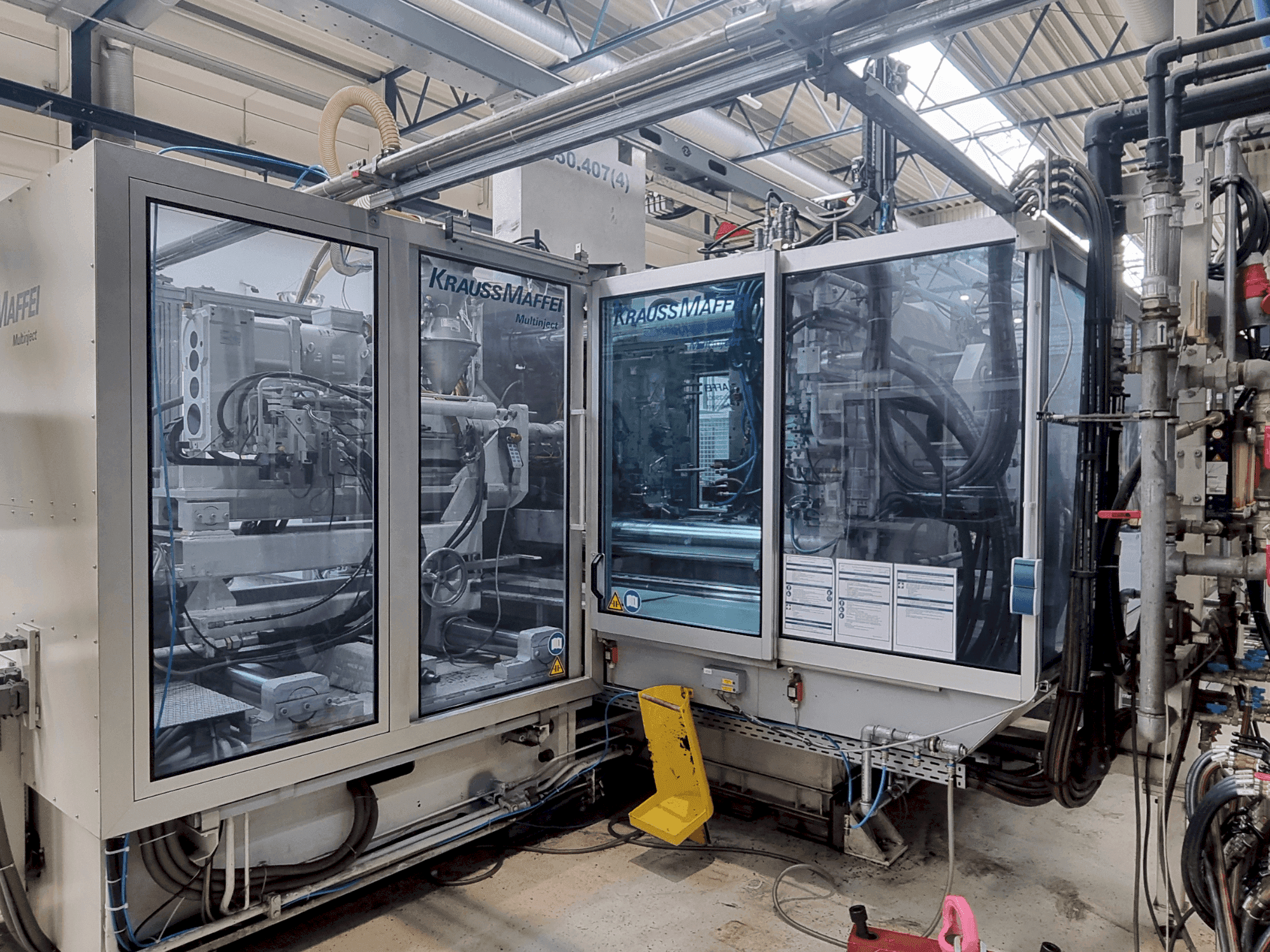 Vue de face de la machine Krauss Maffei 650-2700-390 CL