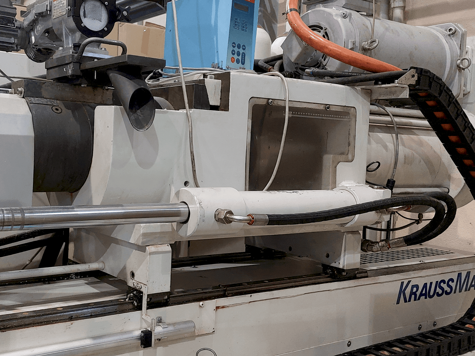 Vue de face de la machine Krauss Maffei 320-1900 C3