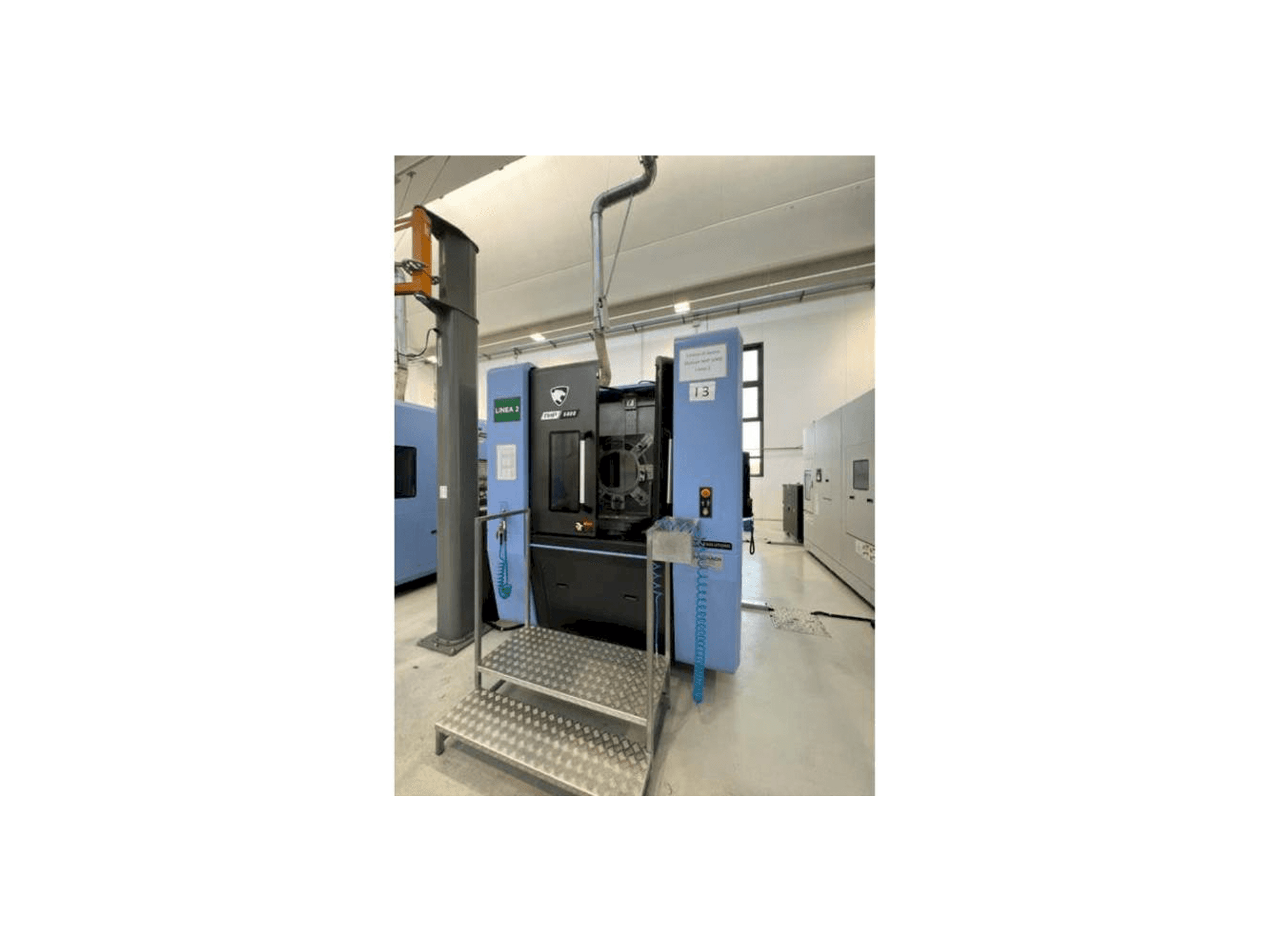 Vue de face de la machine Doosan NHP 5000