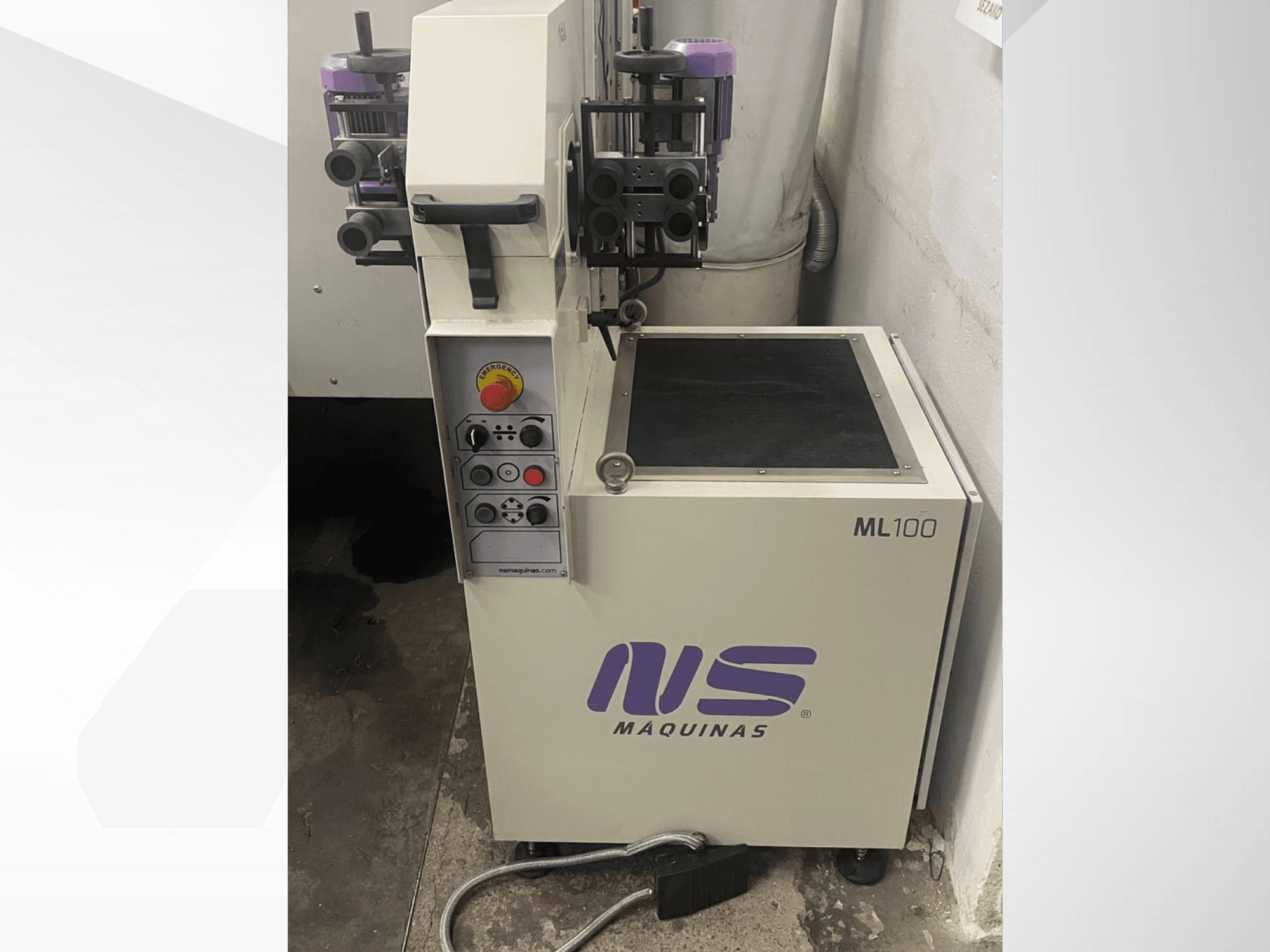 Machine ML100 de MS Maquinas, vue de face, avec panneau de commande à boutons et pédale, plan de travail défini.