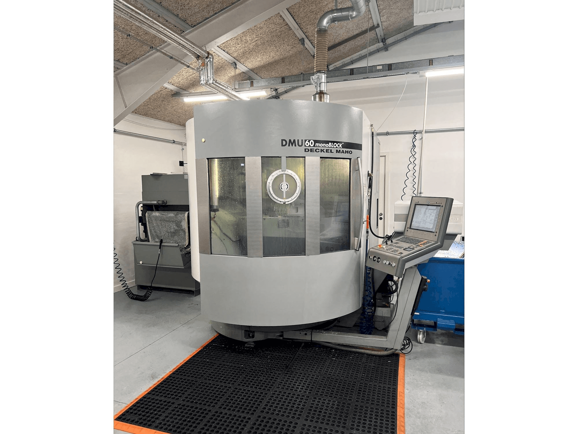 Vue de face de la machine DMG MORI DMU 60 monoBLOCK