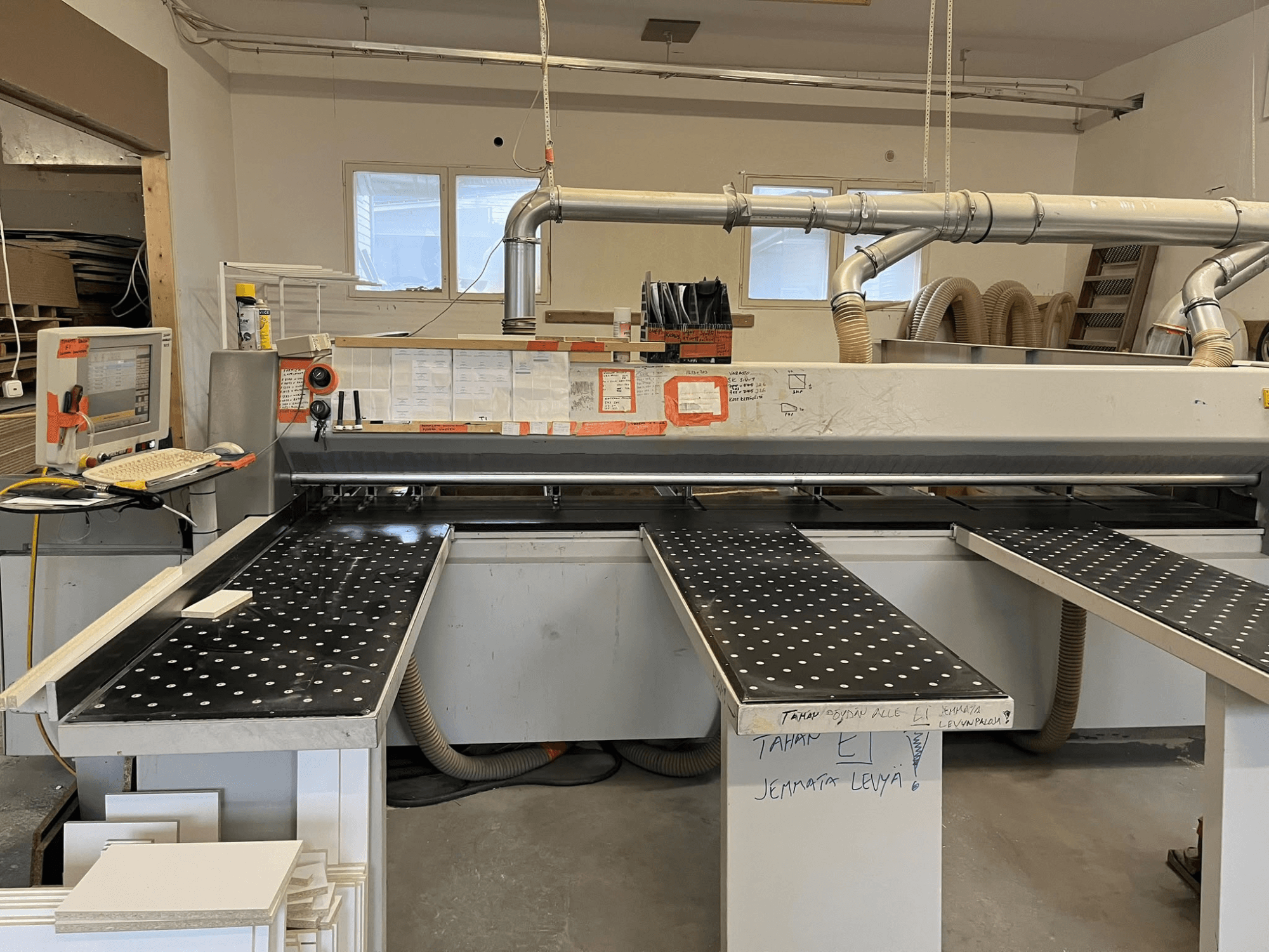 Scie à panneaux HOLZHER CUT70 dans un atelier, vue de face, montrant une table de découpe et un panneau de commande.