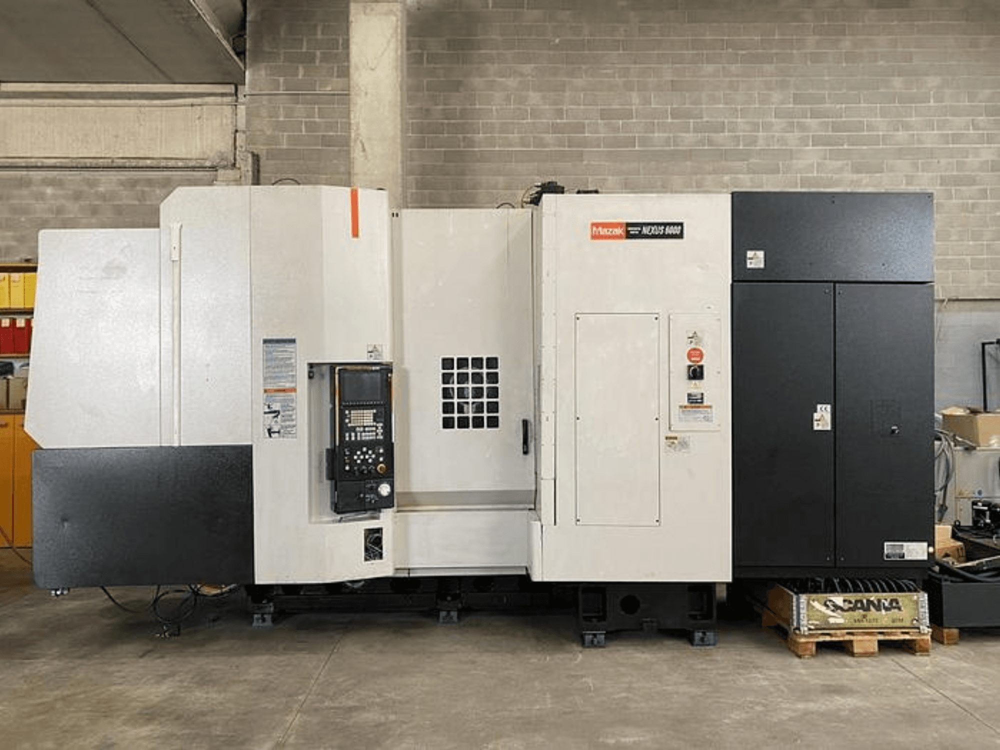Tour CNC Mazak NEXUS 6400, vue de face, avec panneau de commande, interrupteur d'alimentation et boîtier bicolore blanc et noir.