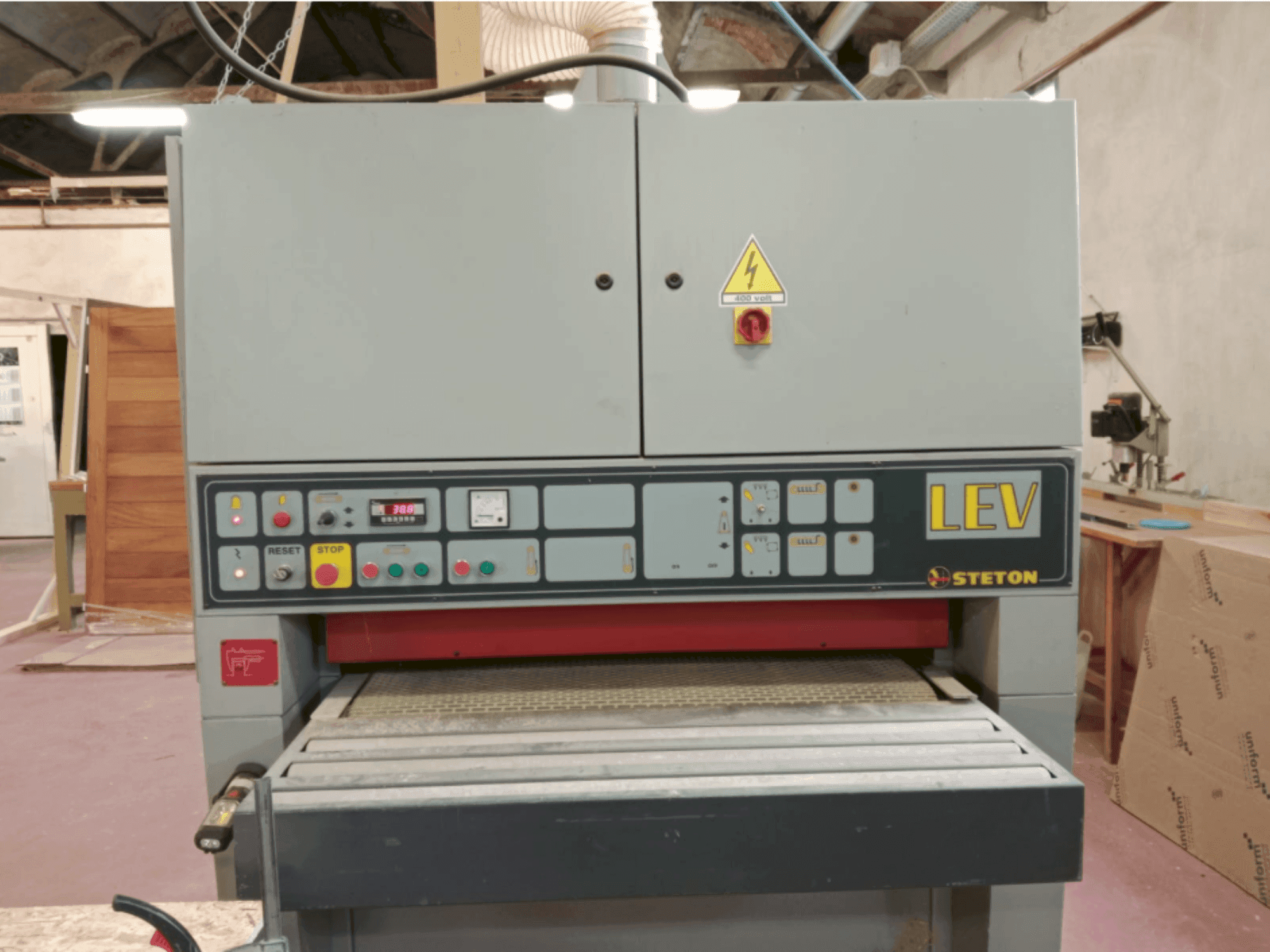 Vue de face de la machine STETON LEV2RR