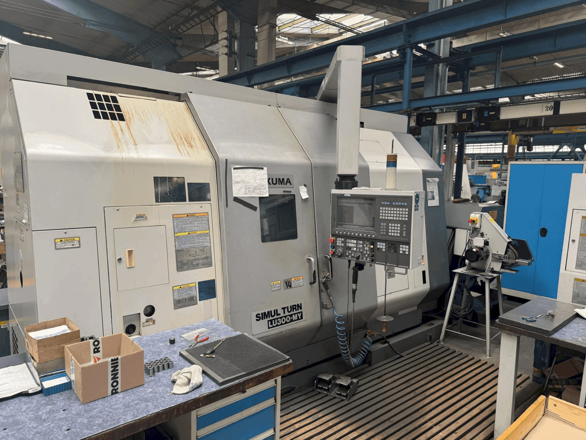 Vue de face de la machine Okuma LU 300 MY