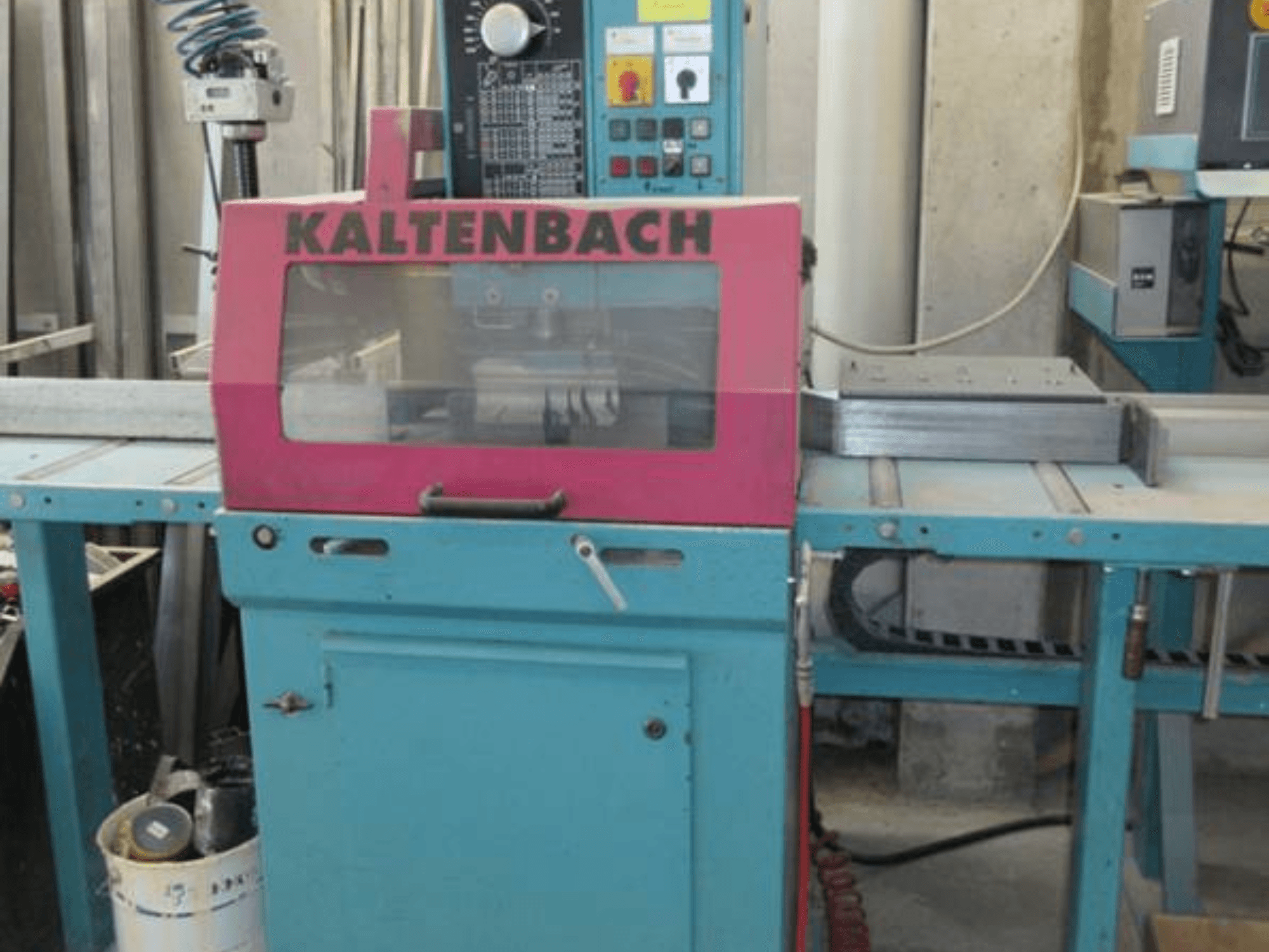 Scie circulaire à métaux KALTENBACH KKS 400 E, vue de face, avec couvercle de sécurité rose et panneau de commande avec boutons.