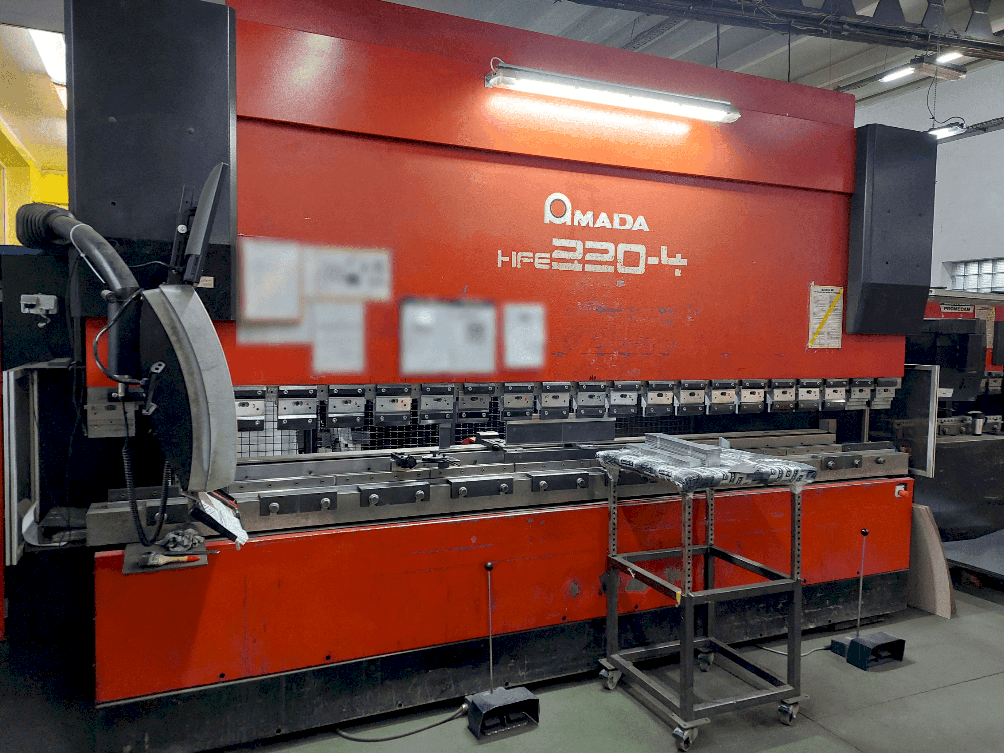 Vue de face de la machine AMADA HFE 220-4