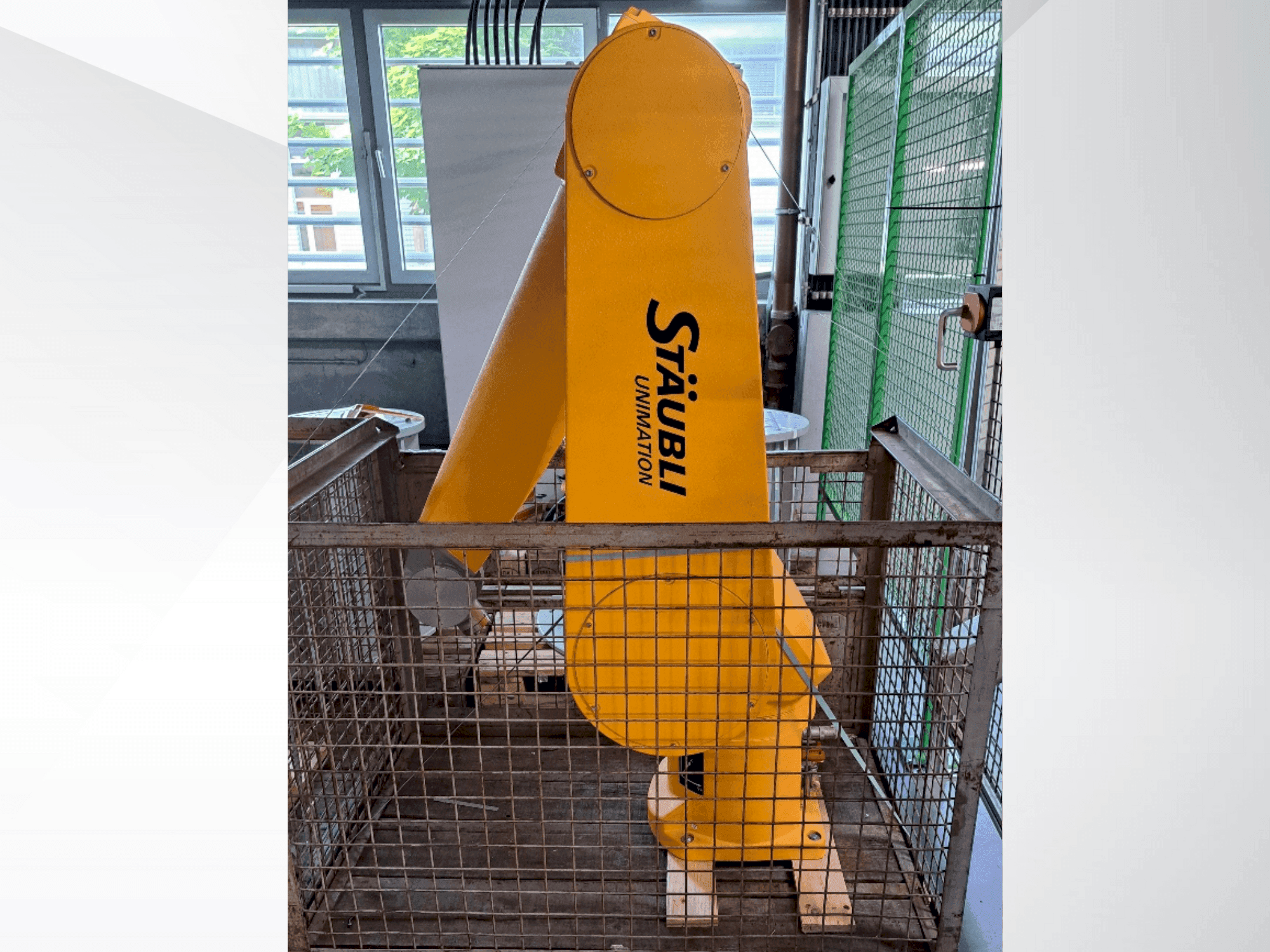 Vue de face de la machine STAUBLI RX160 L