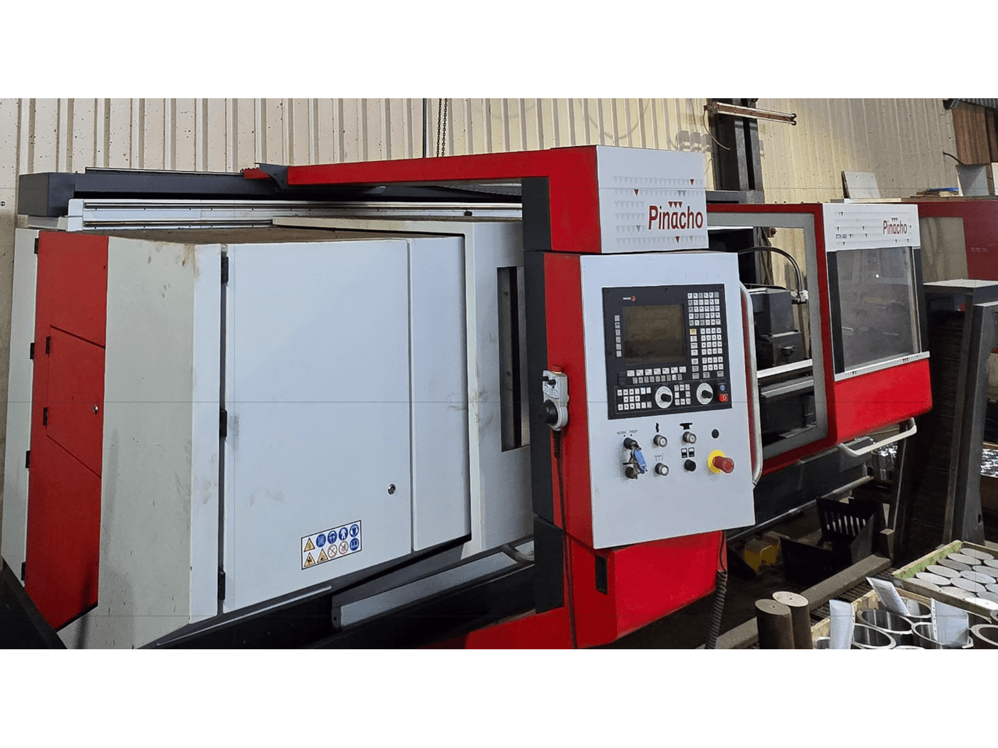 Tour horizontal Pinacho STH 400-105×3000, vue de face, avec panneau de commande et accents rouges.
