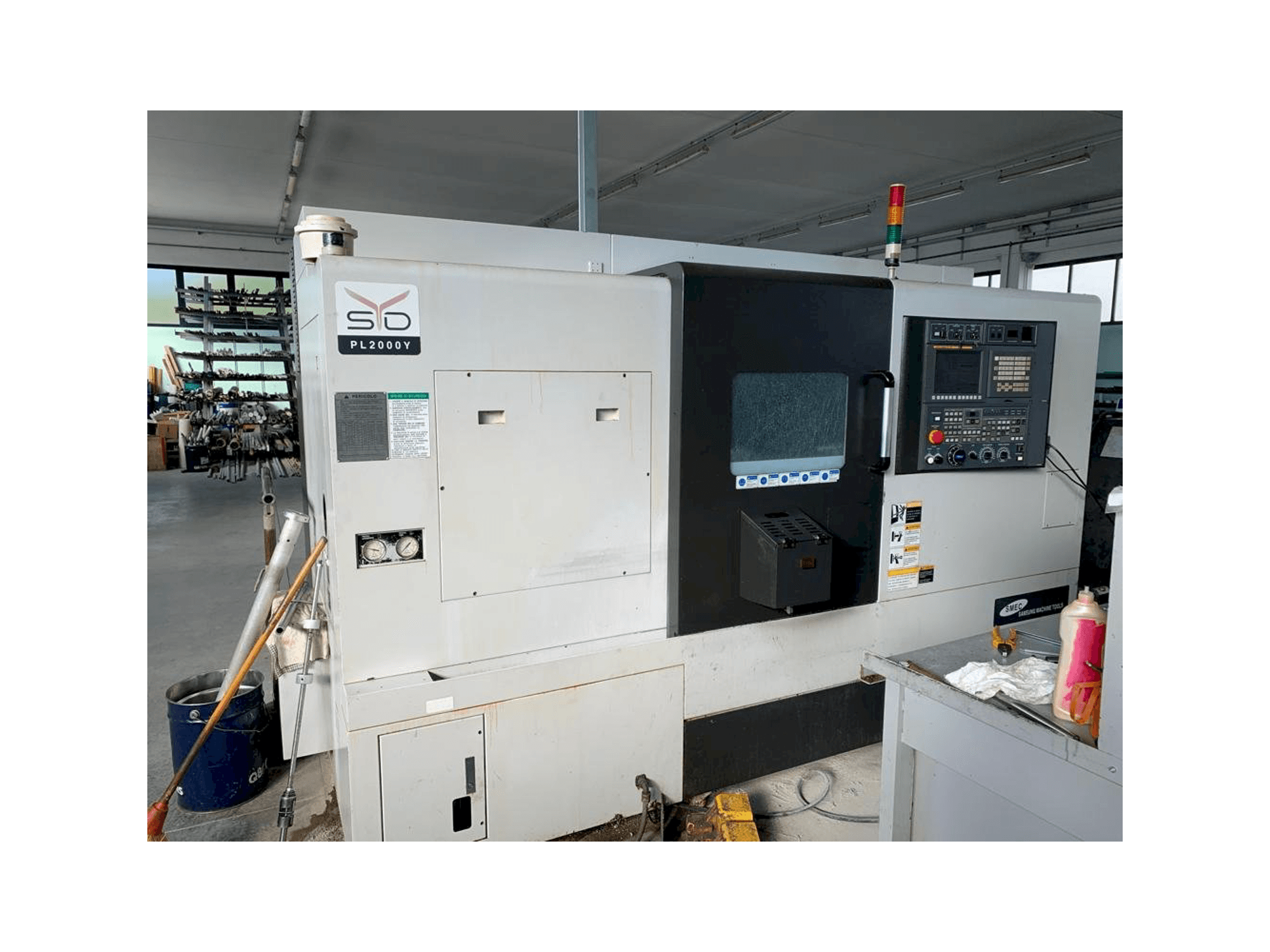 Vue de face de la machine SMEC PL 2000Y