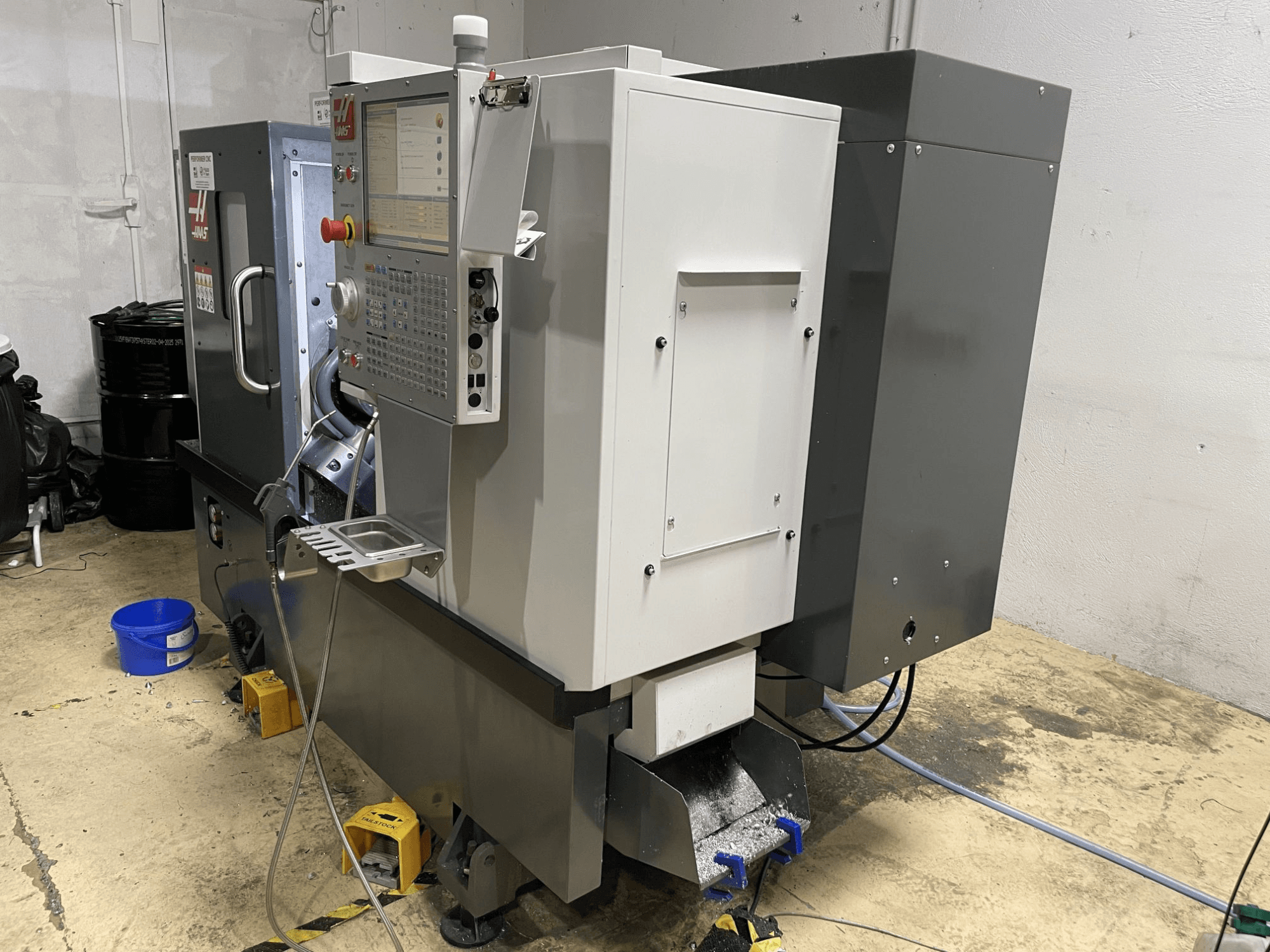 Tour horizontal HAAS ST-15Y dans un atelier, doté d'un panneau de commande et d'une conception industrielle robuste.