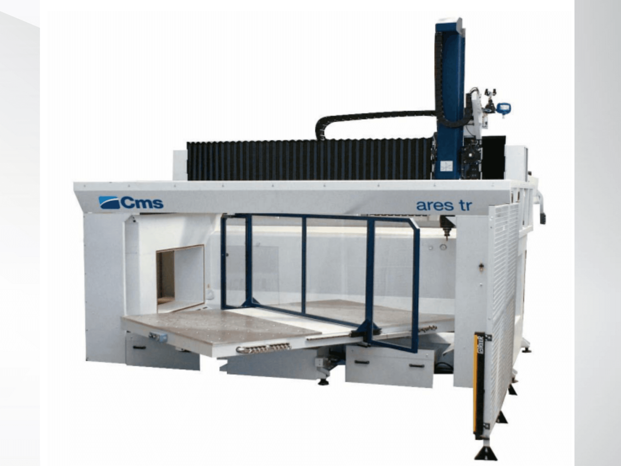 La machine CNC CMS Ares TR, vue de côté, est dotée d'une grande table de travail et d'une conception fermée pour les applications de découpe de précision.