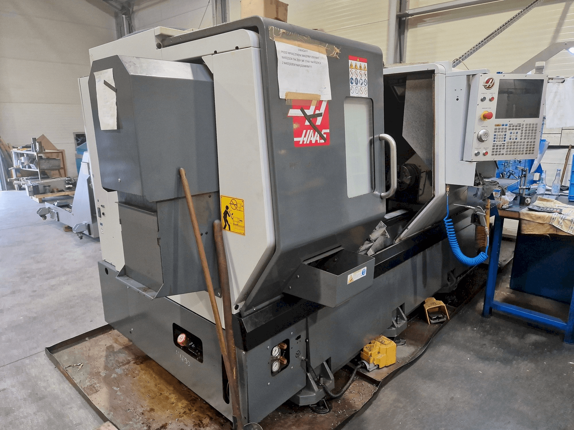 Vue latérale gauche de la machine HAAS DS-30Y