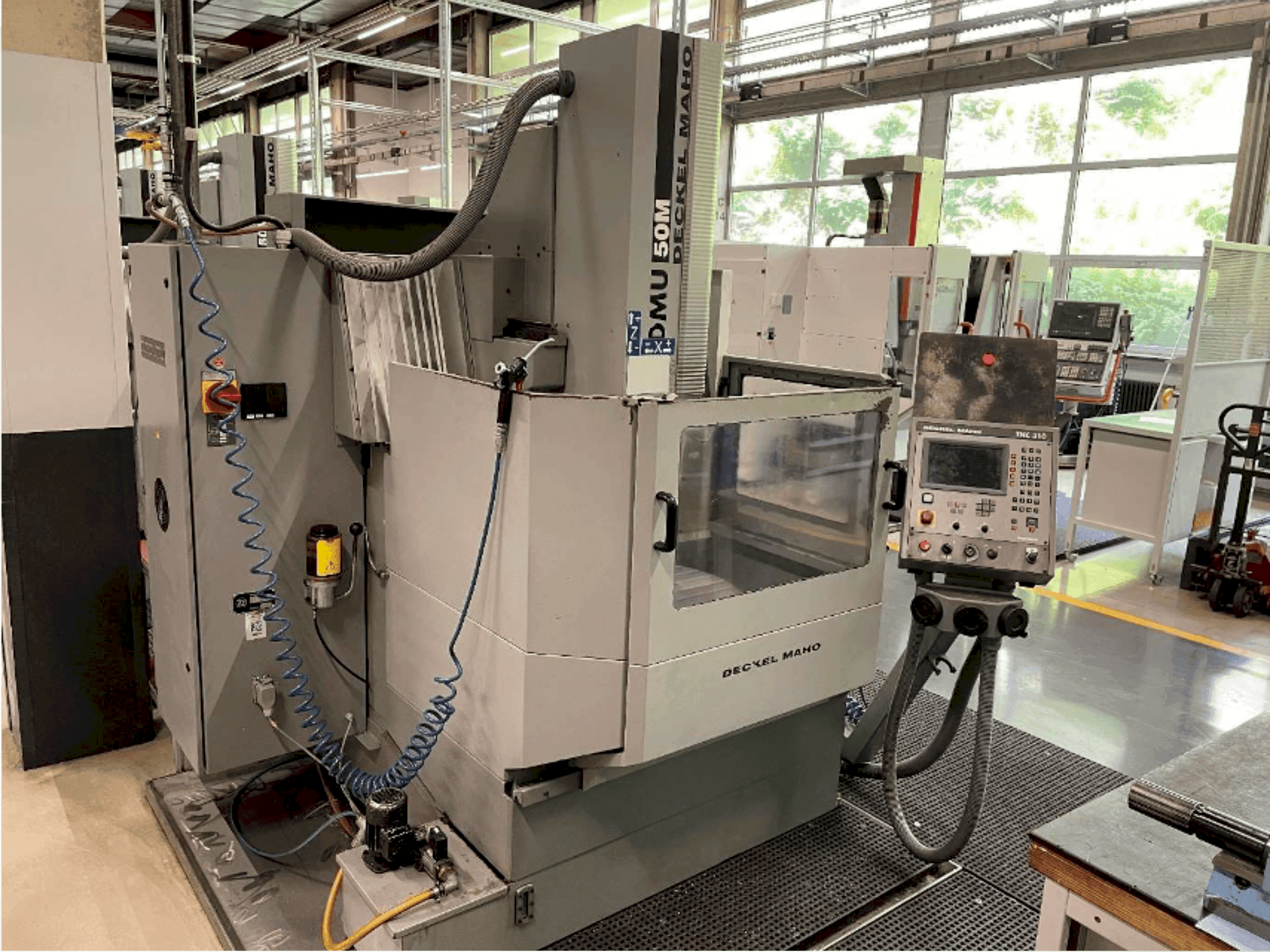 Vue de face de la machine DECKEL DMU 50