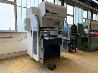 Plieuse TRUMPF TruBend 7036 dans un atelier, vue de face avec la porte ouverte, montrant le panneau de commande et la zone de pliage.