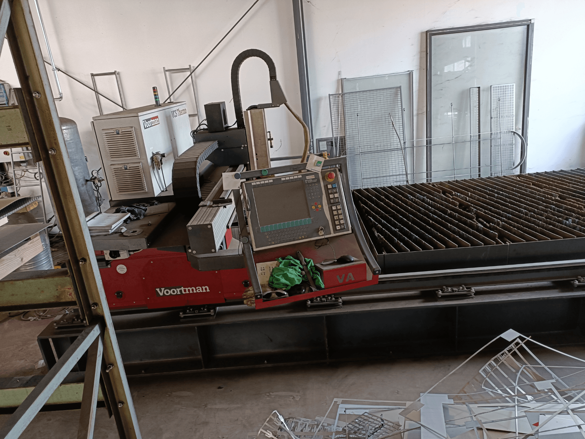 Machine de découpe au plasma thermique VOORTMAN VCS, vue de face, présentant le panneau de commande, le plateau de découpe et les détails de l'espace de travail environnant.