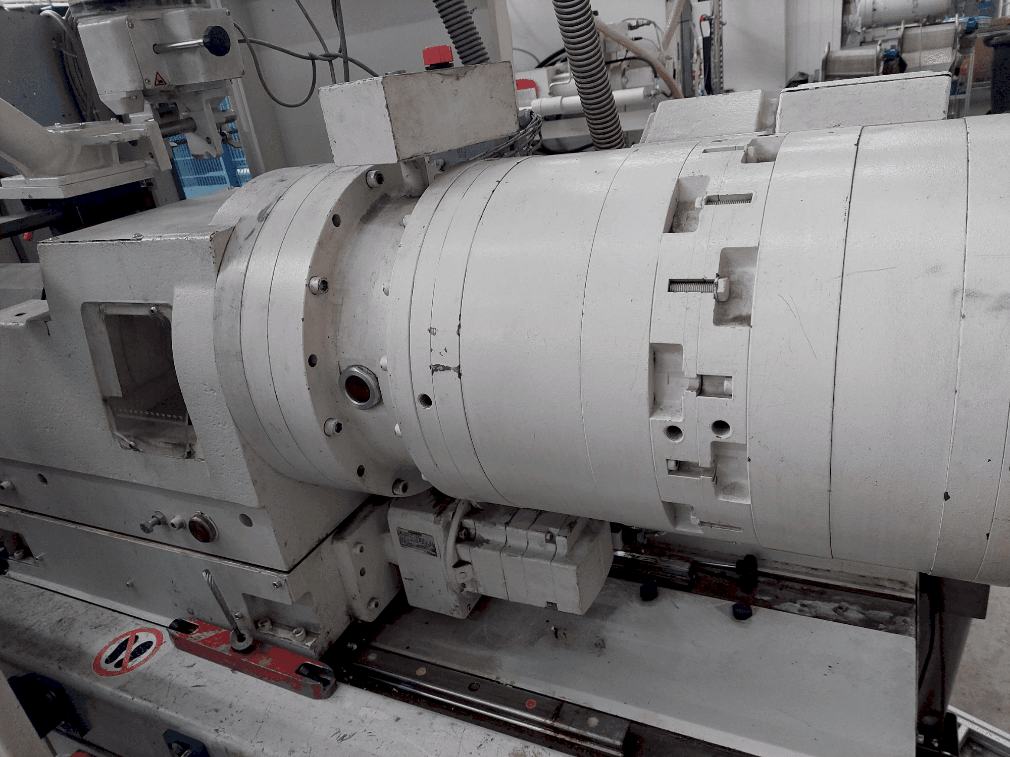 Vue de face de la machine Krauss Maffei 80-180 EX