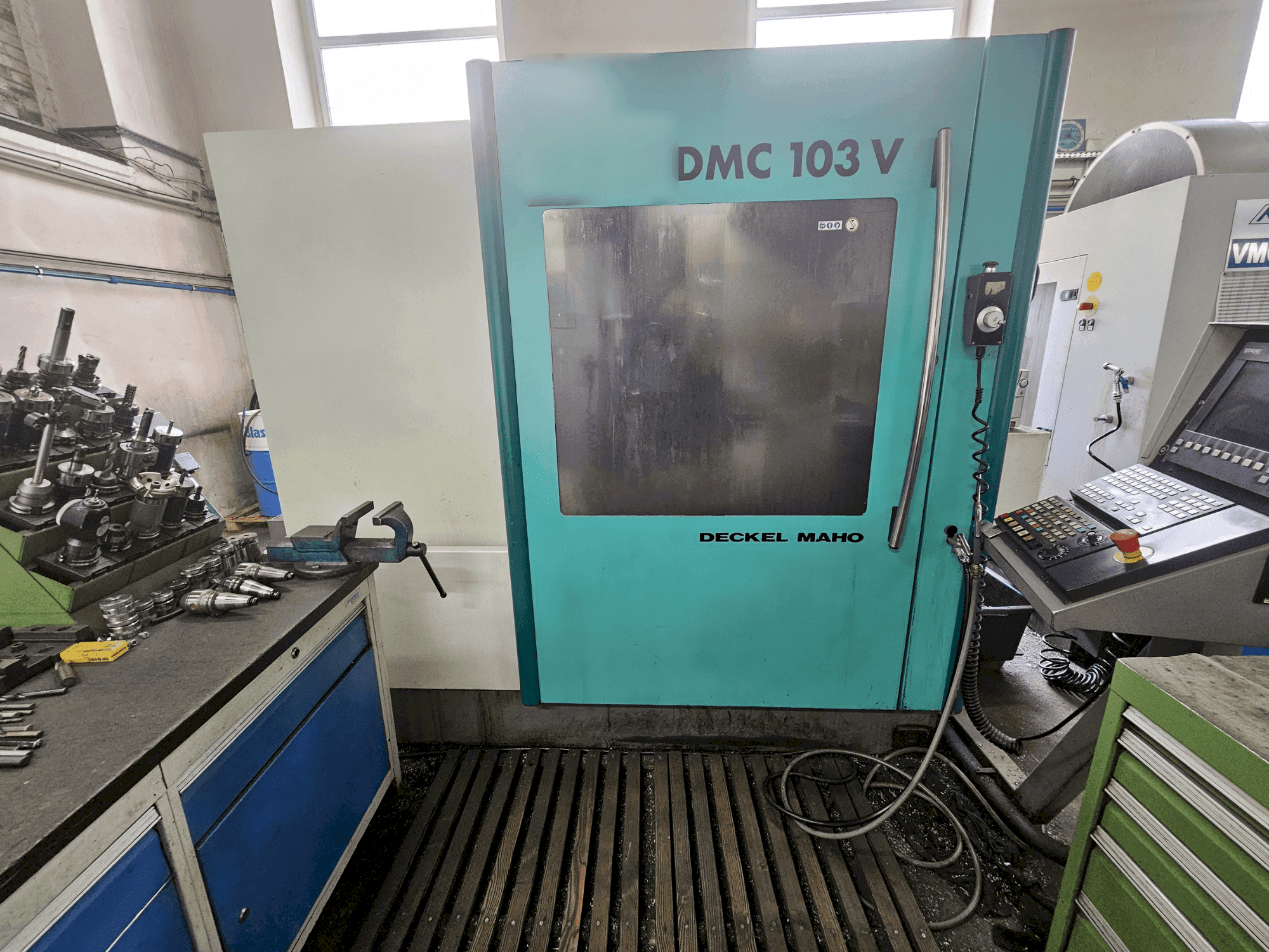Vue de face de la machine DECKEL MAHO DMC 103V