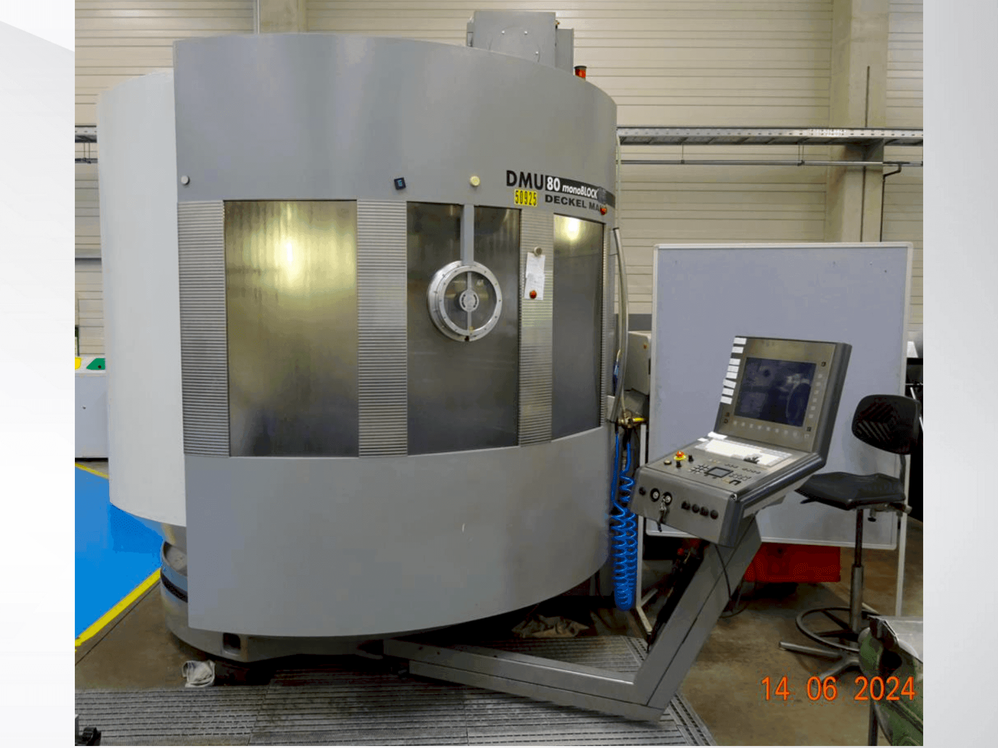 Vue latérale de la machine DMG DMU 80 MonoBlock