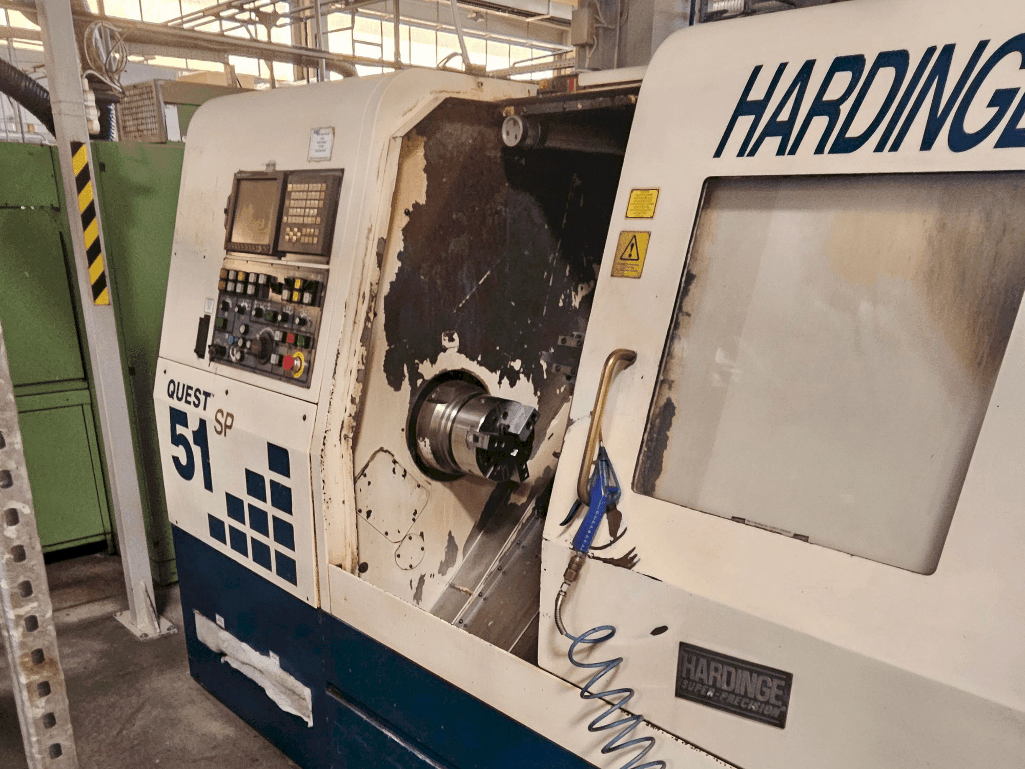 Vue de face de la machine HARDINGE Quest 51 SP