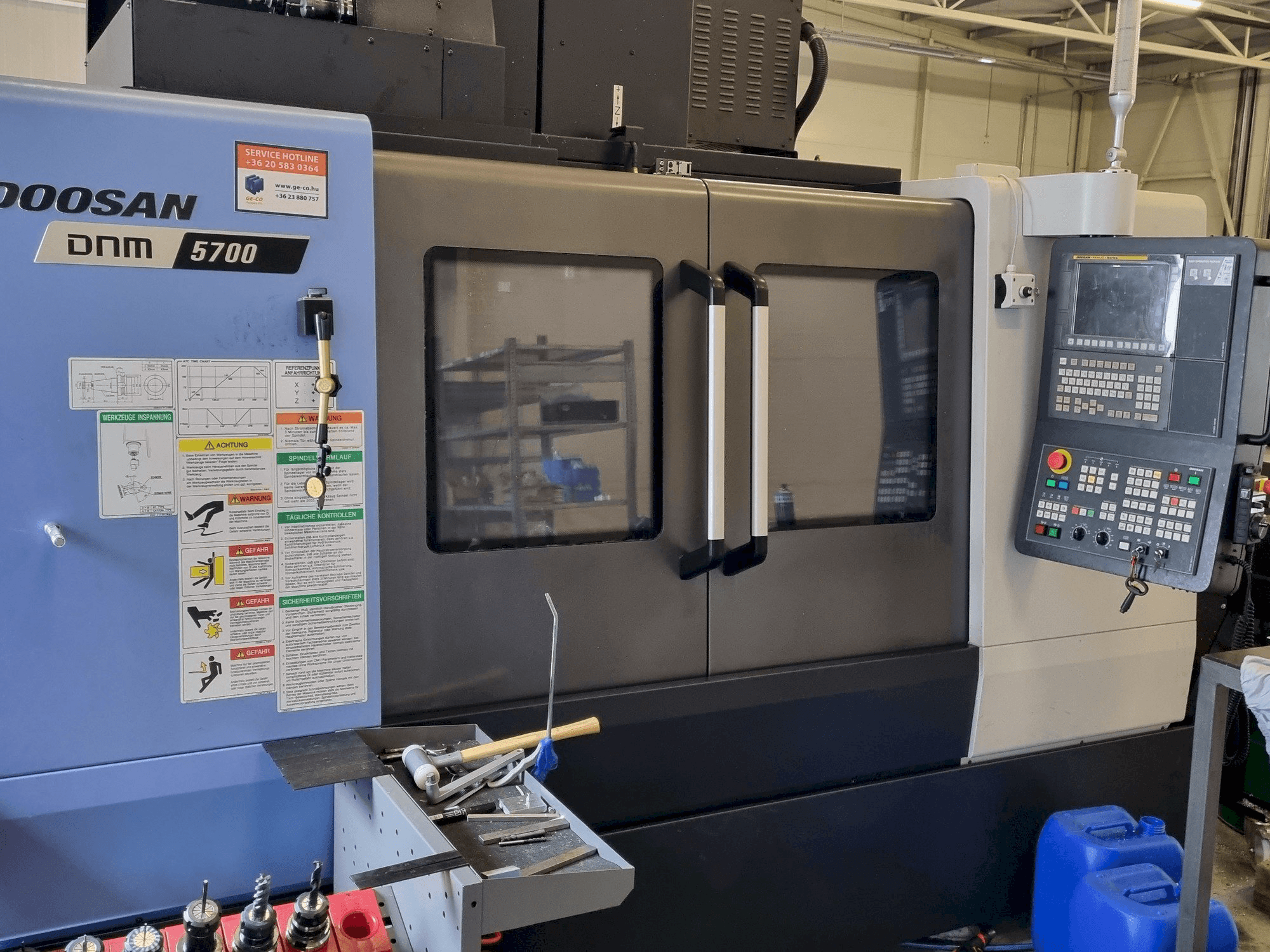 Vue de face de la machine DOOSAN DNM 5700