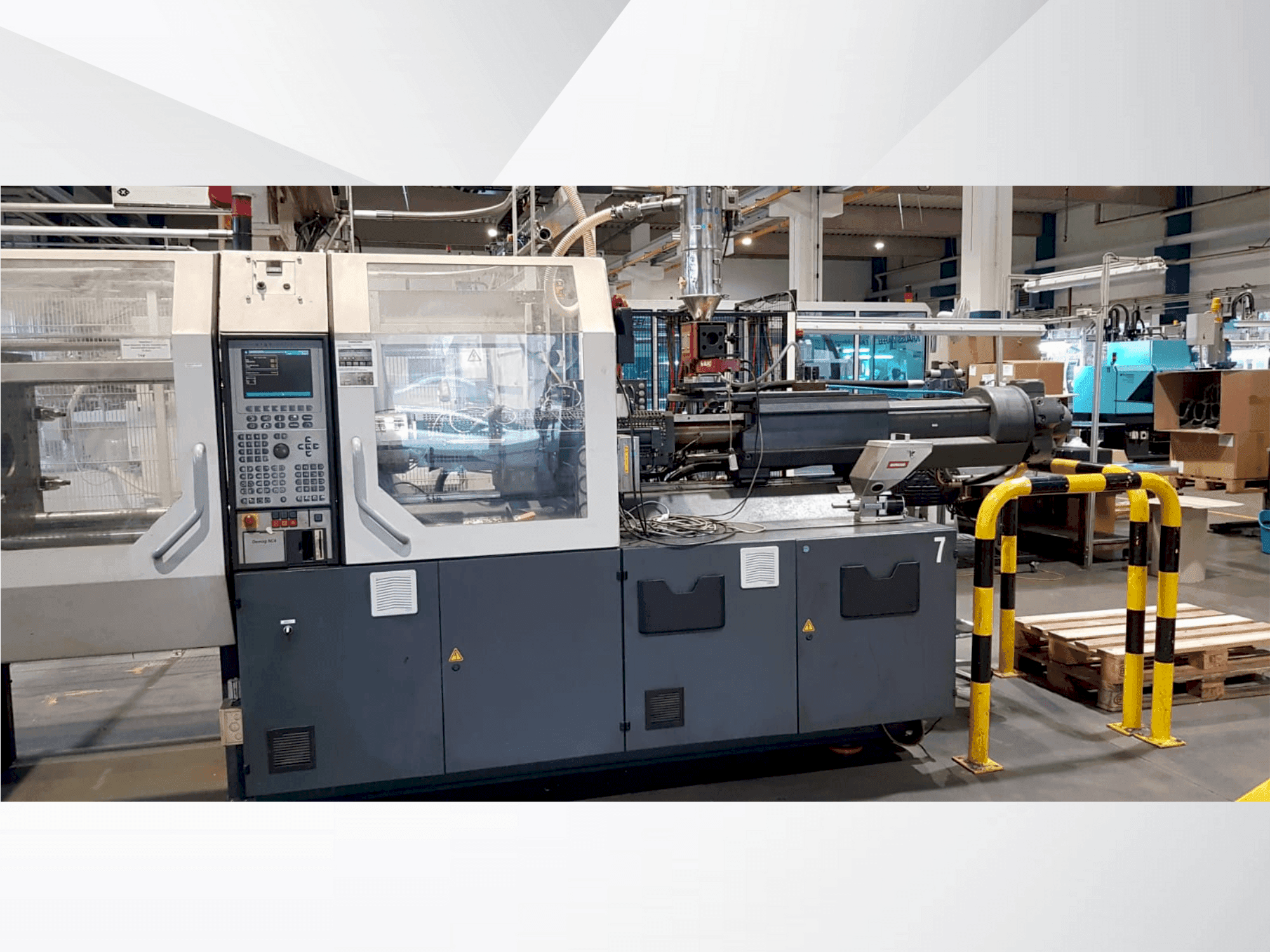 Vue de face de la machine DEMAG Concept 200/500-840 + W711