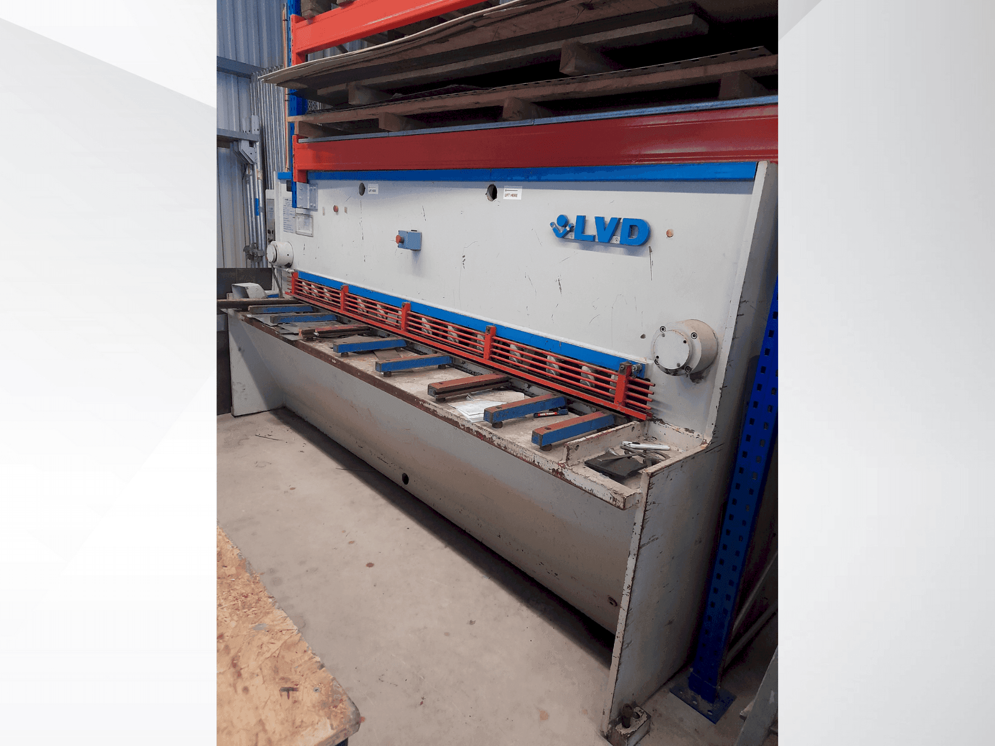 Vue latérale de la machine LVD HST 25/6